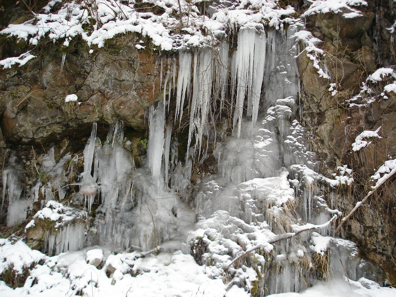 frozen waterfall ice free photo