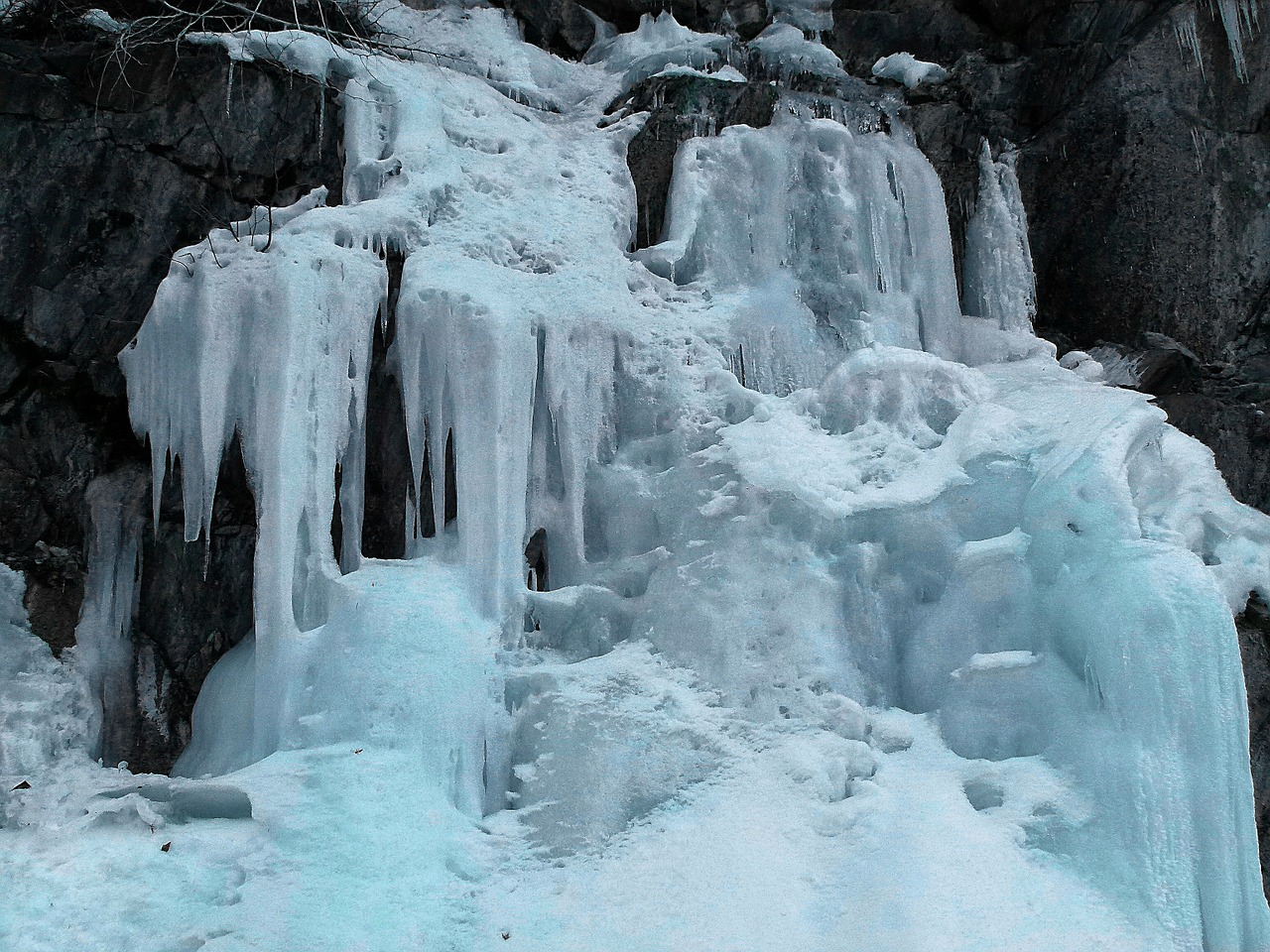 frozen waterfall ice free photo