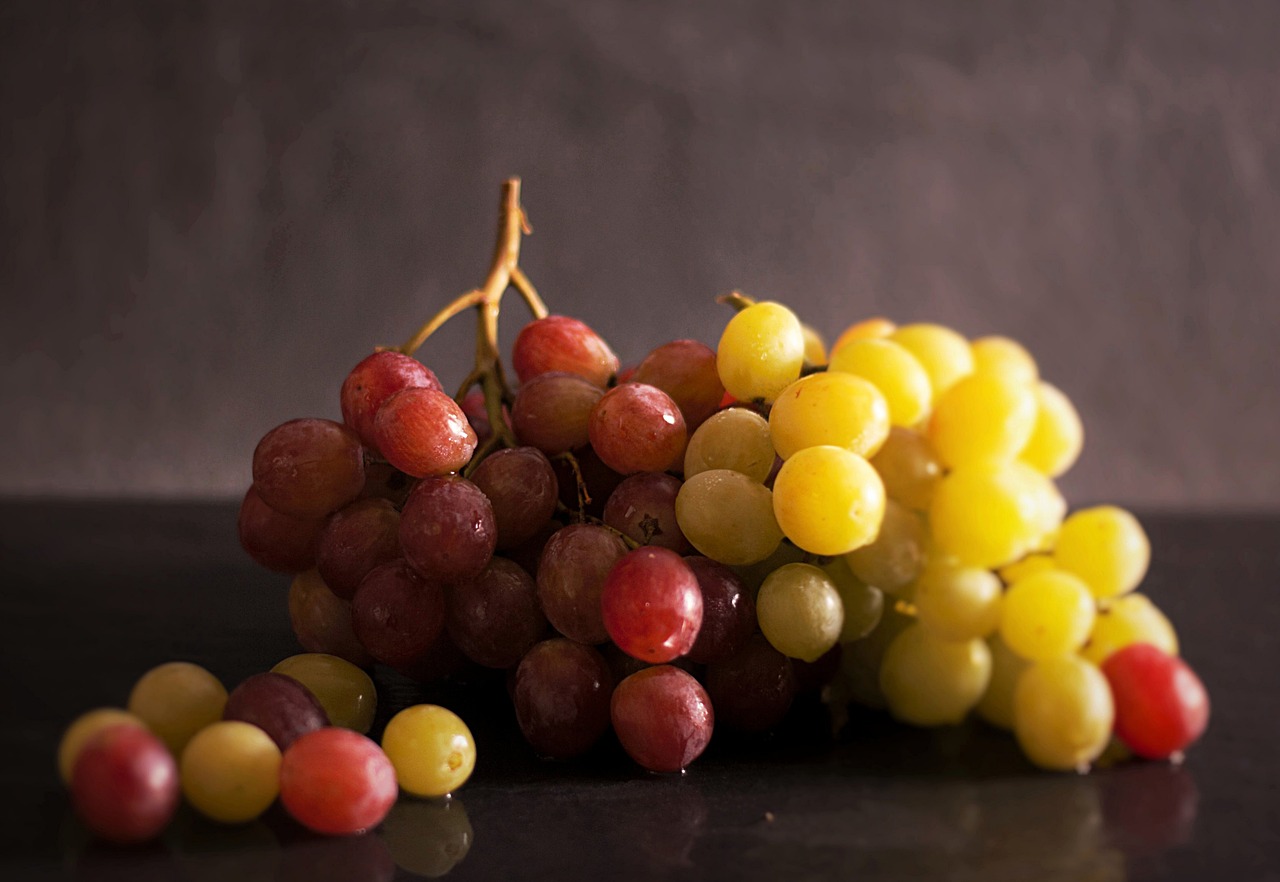 fruit healthy ripe grapes free photo