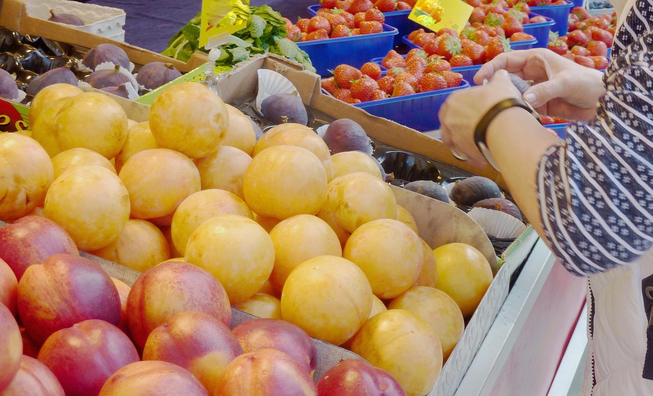 fruit market purchasing free photo