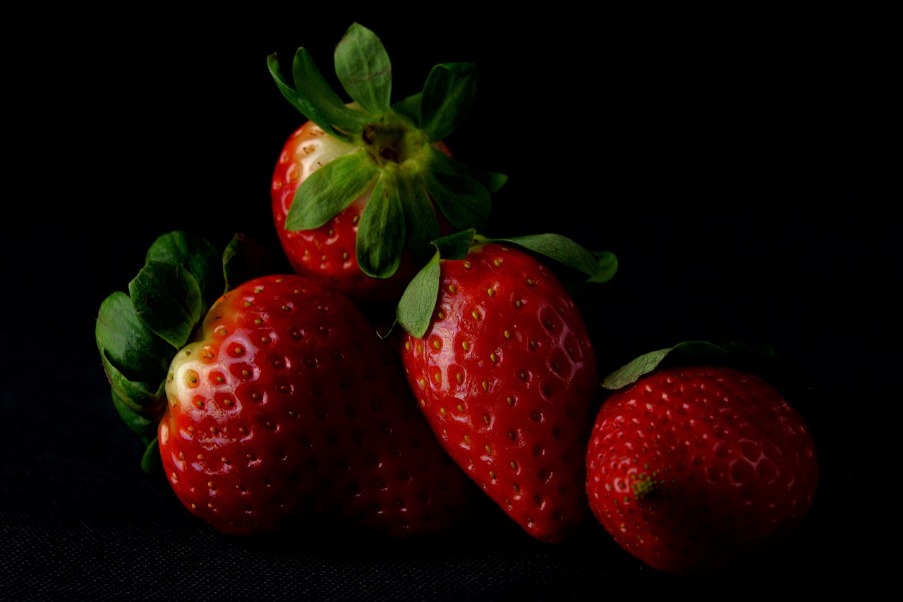 fruit strawberry eating free photo