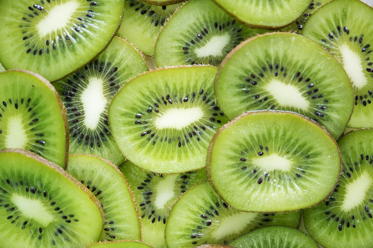 fruit kiwi food free photo