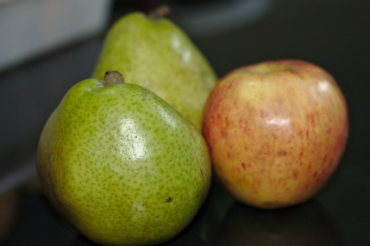 fruit pera apple free photo