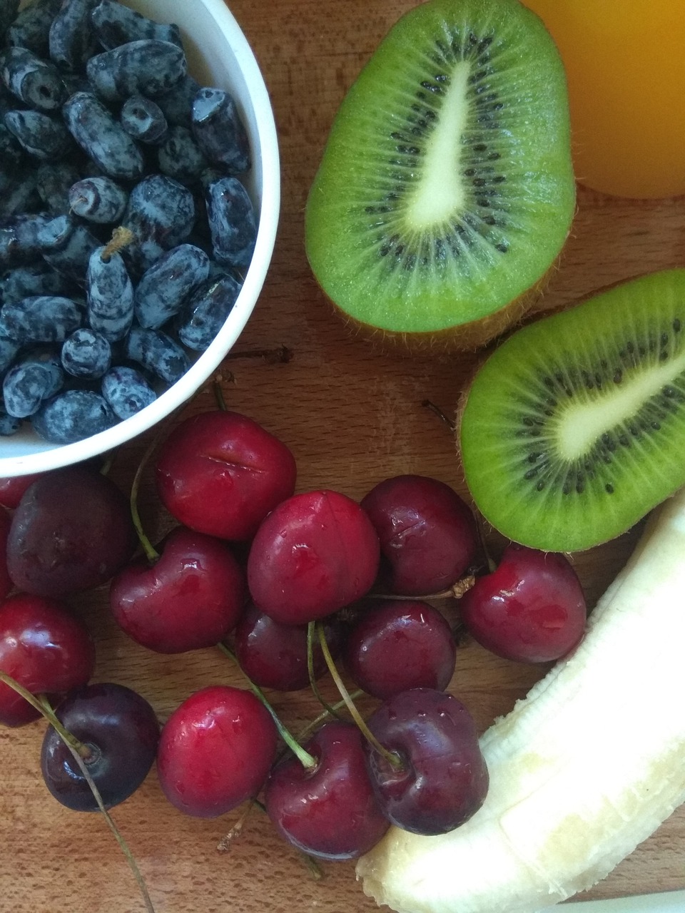 fruit  kiwi  berry free photo