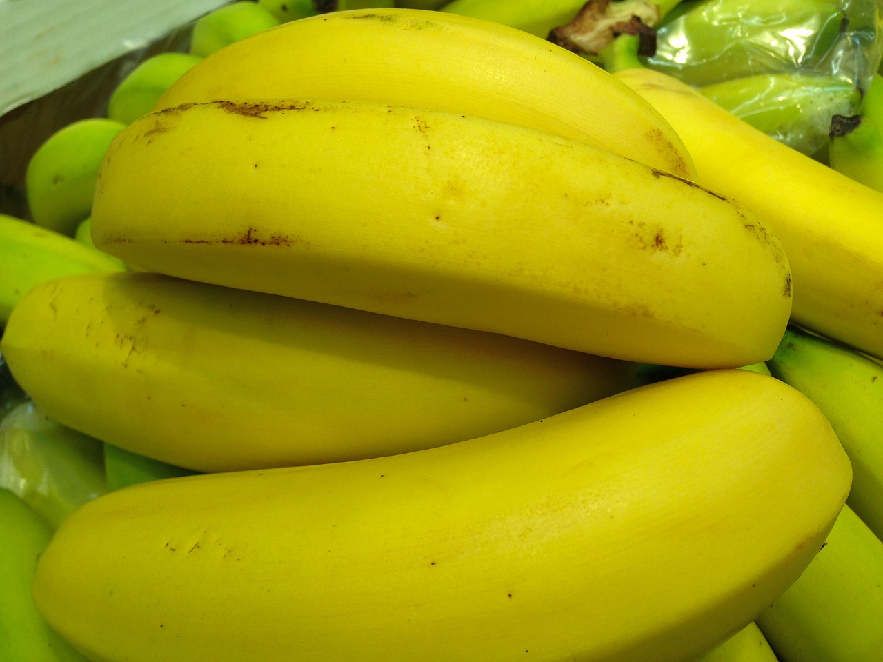fruit bananas market free photo