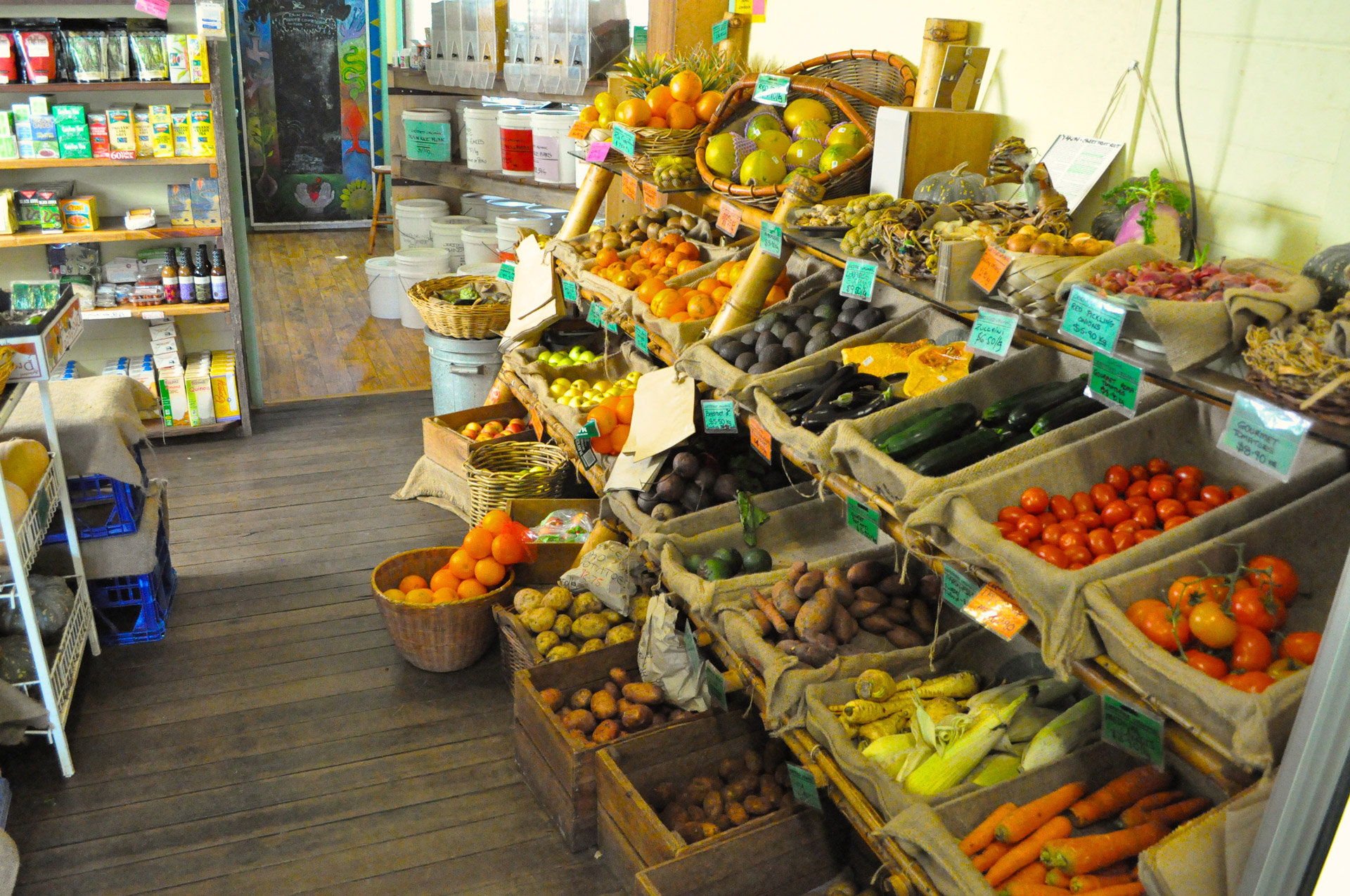Продажа овощей магазины. Овощной прилавок. Прилавок с овощами и фруктами. Овощной магазин. Овощной отдел в магазине.