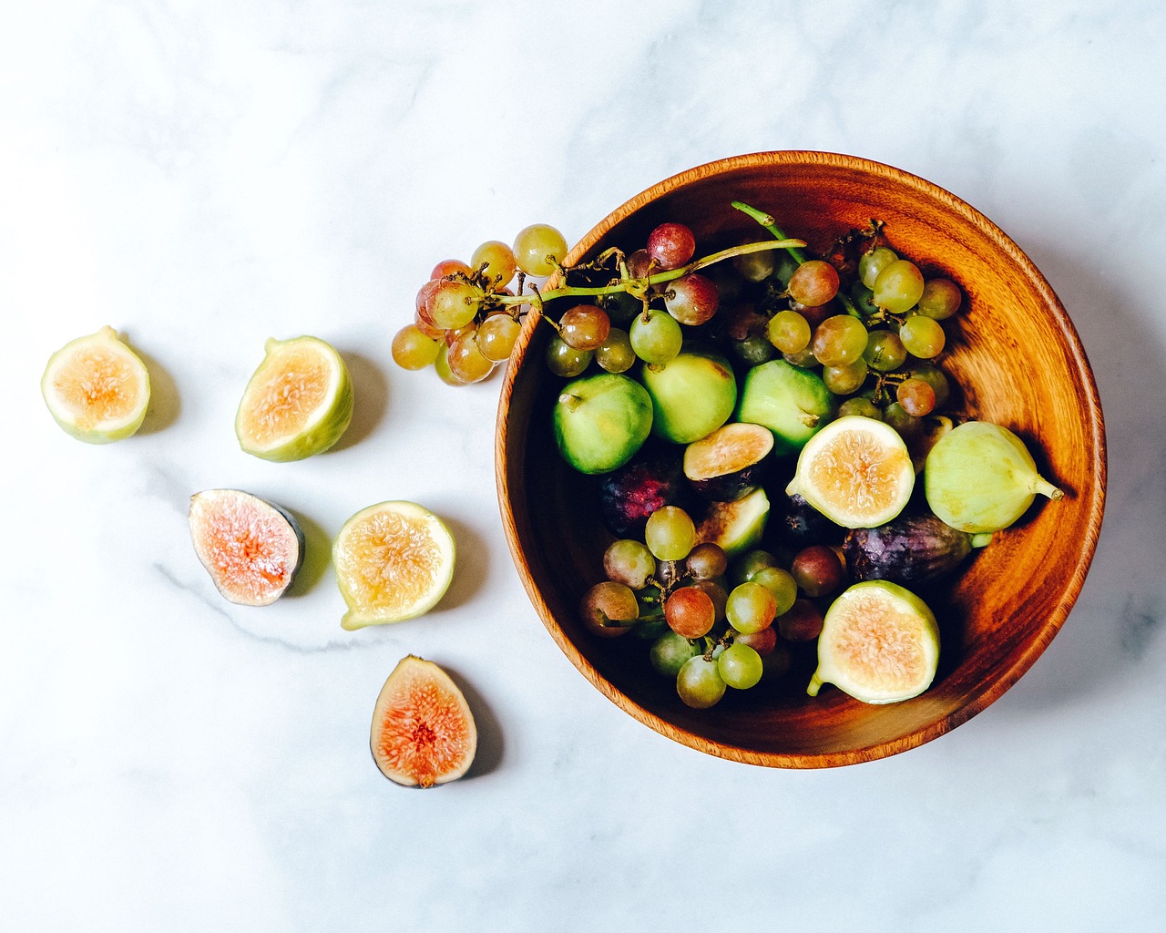 fruit bowl  figs  grapes free photo
