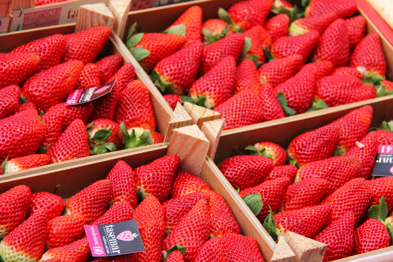 fruits strawberries red free photo