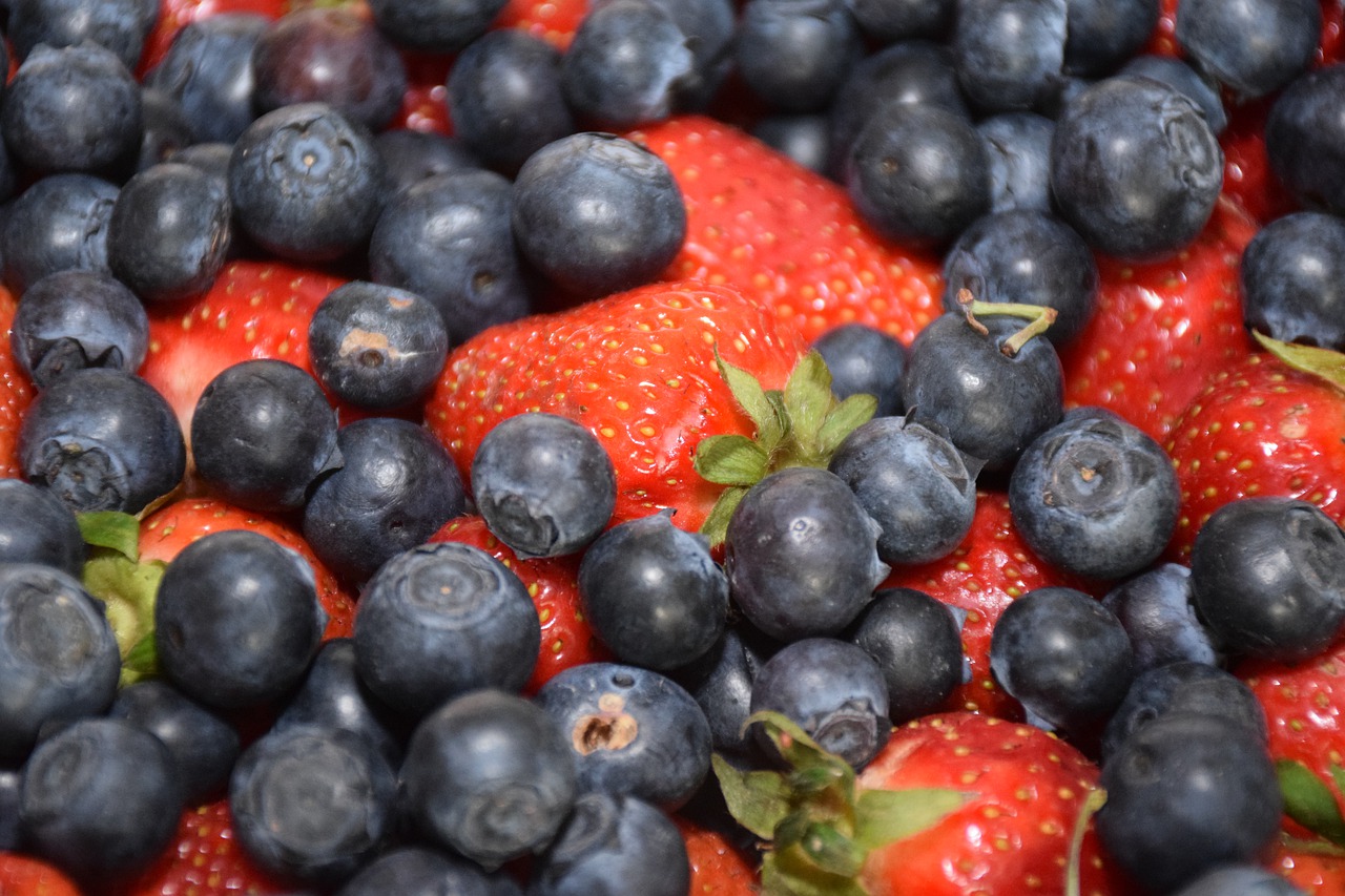 fruits  blueberries  strawberry free photo