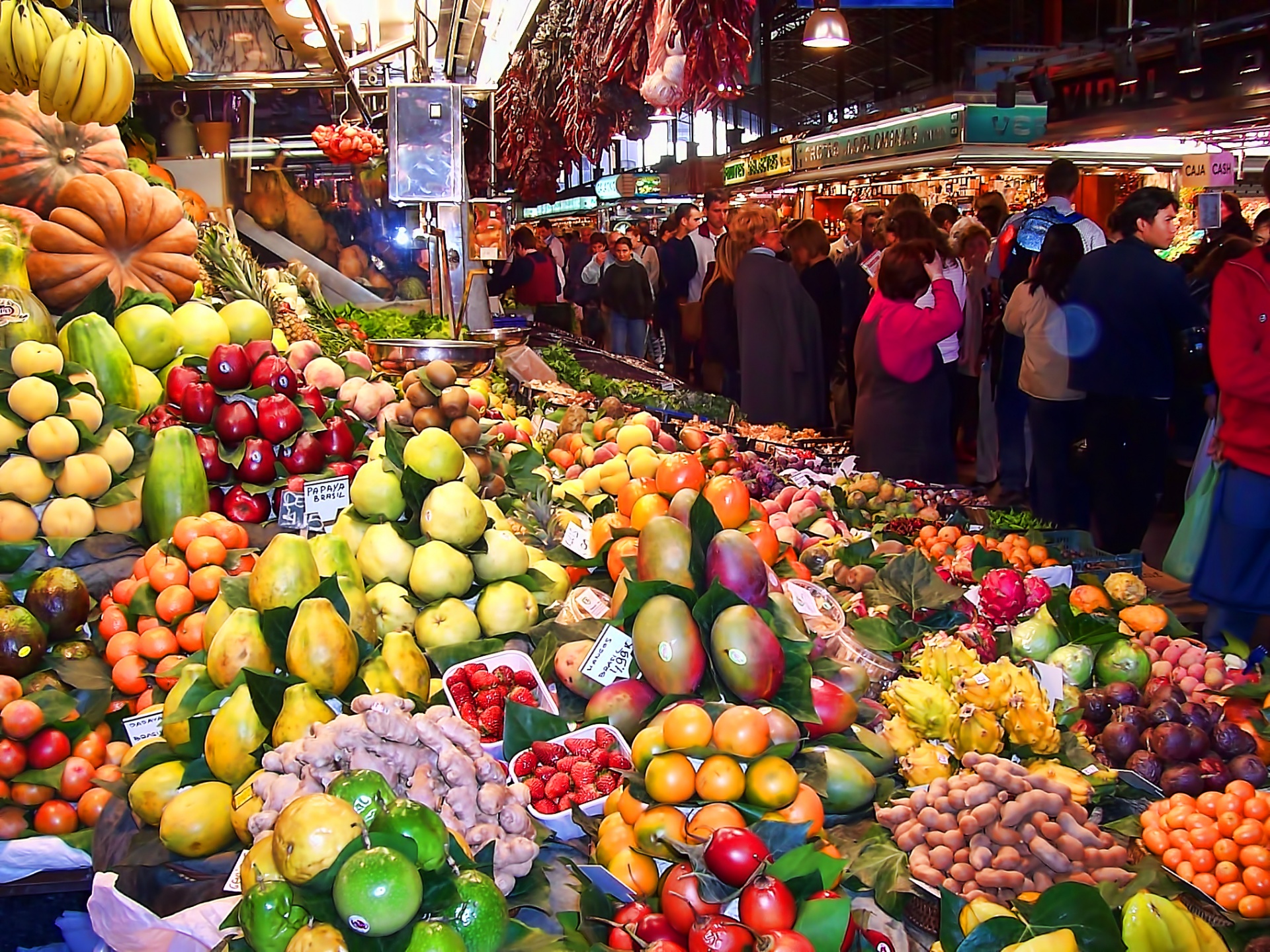 Рынок свежих фруктов. Рынок Бухара Узбекистан. Фруктовый рынок. Овощи на рынке. Фрукты на рынке.