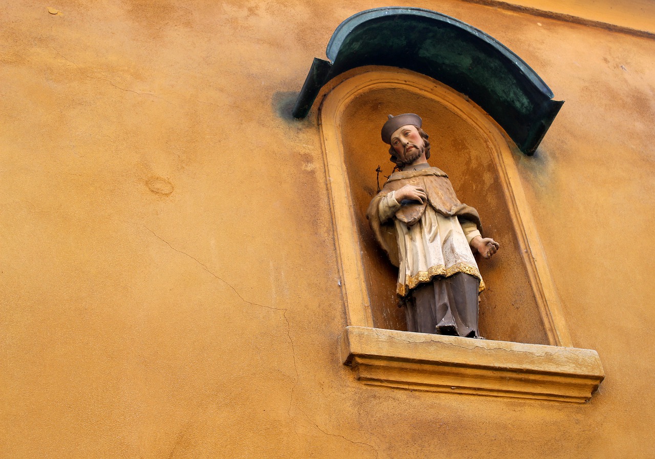 fuggerei  augsburg  statue free photo