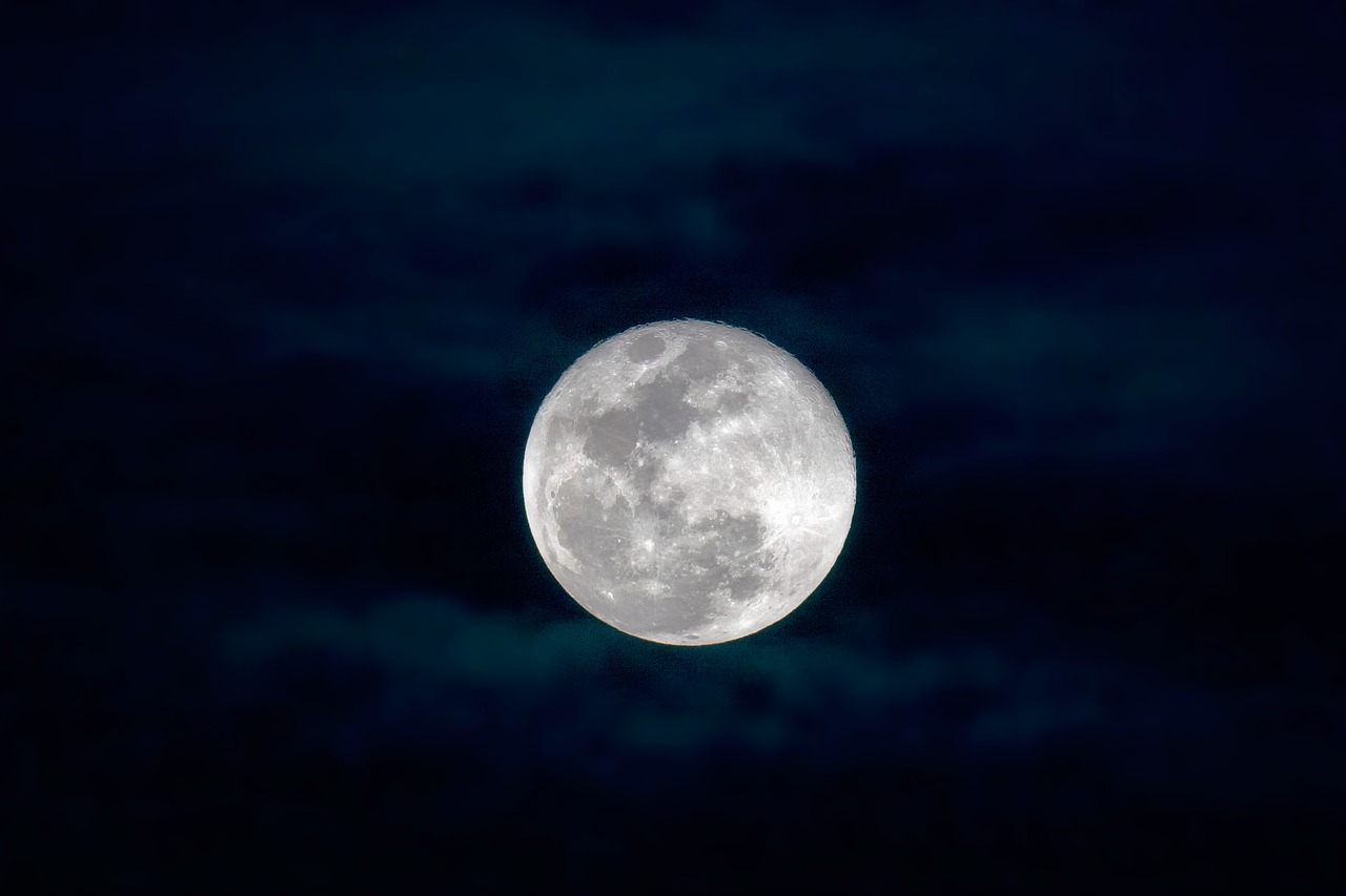 full moon 薄雲 widi islands free photo