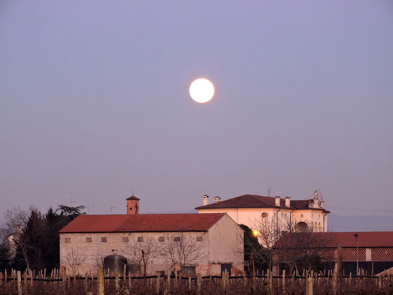 full moon house borgo free photo