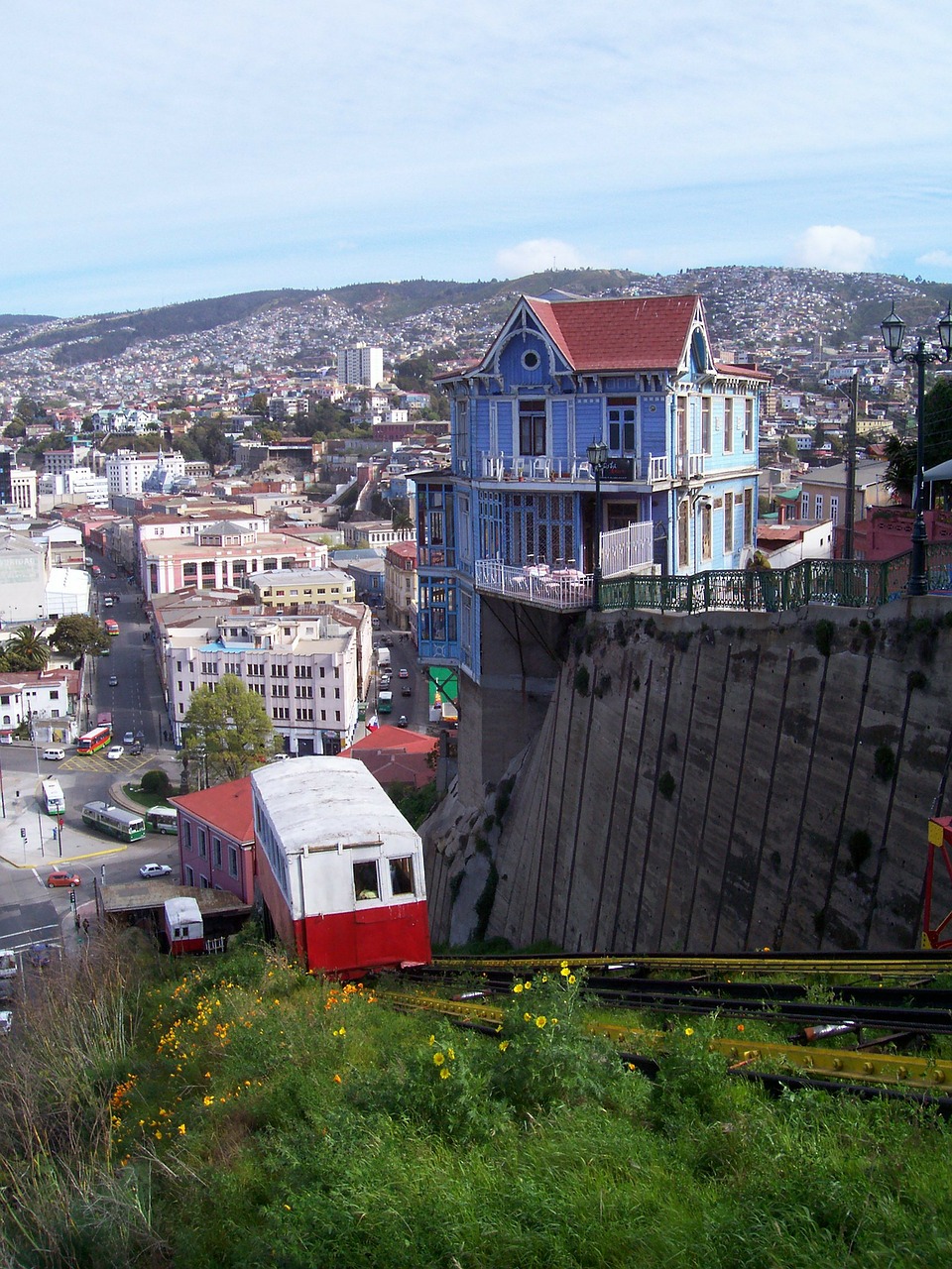 funicular valparaiso chile free photo