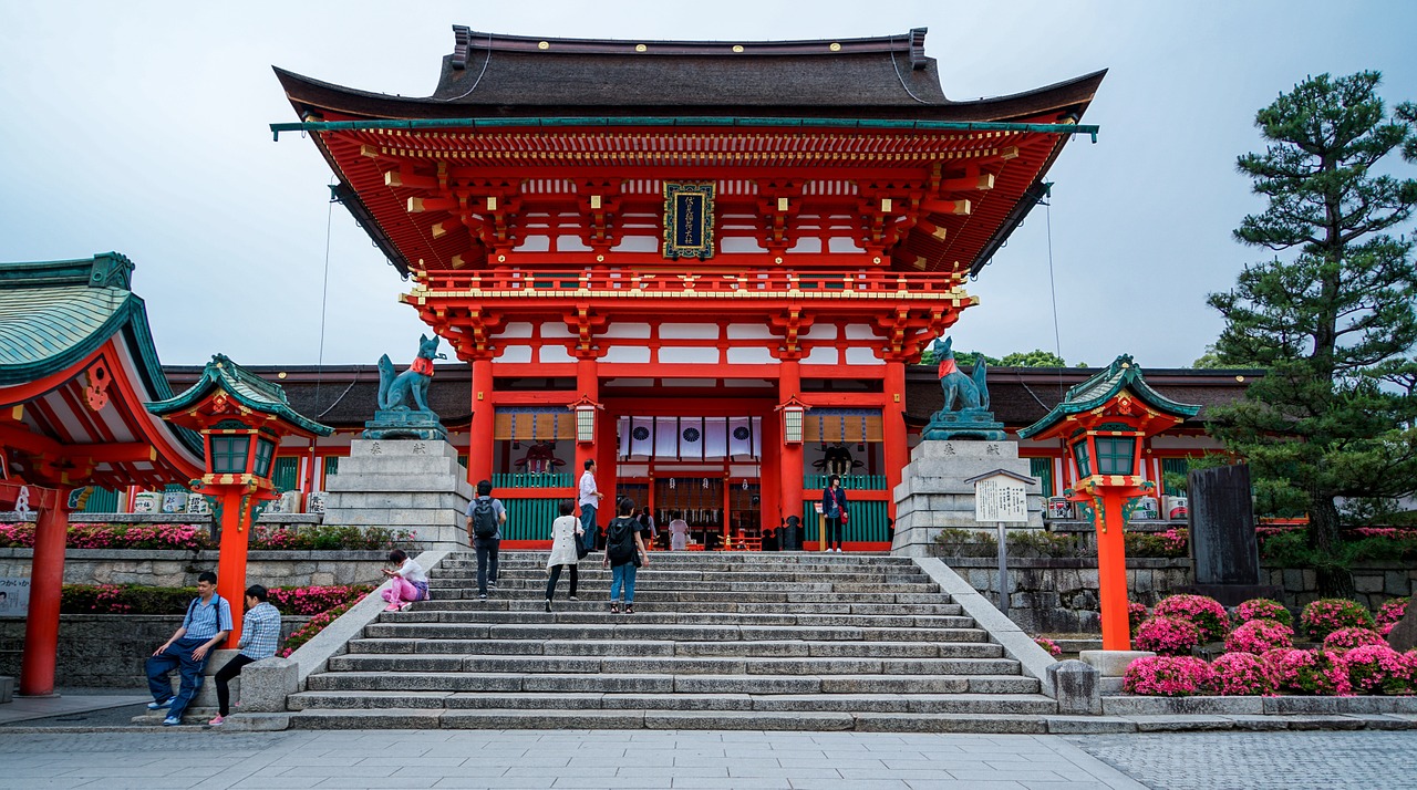 fushimi inari-taisha shrine kyoto japan free photo