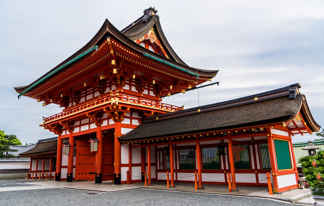 fushimi inari-taisha shrine kyoto japan free photo