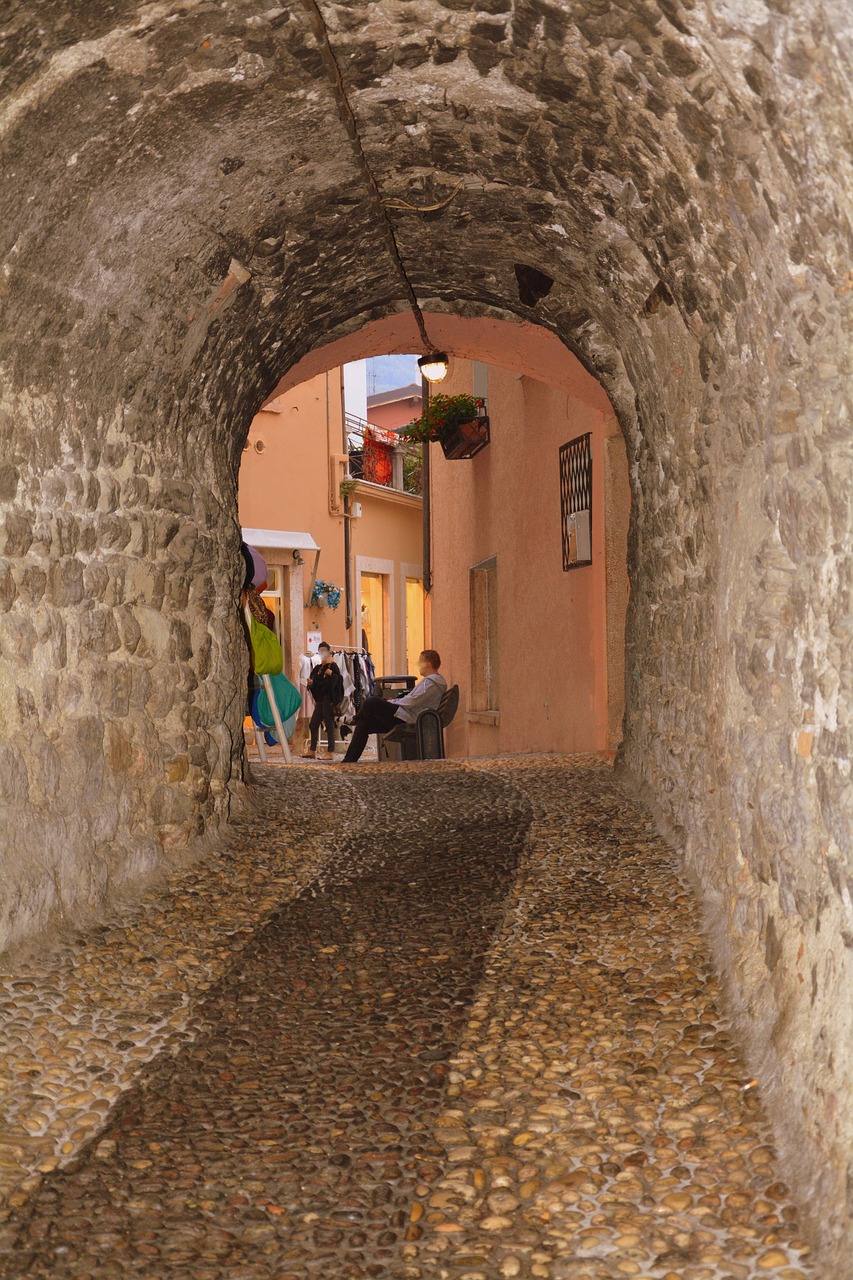 gallery alley malcesine free photo