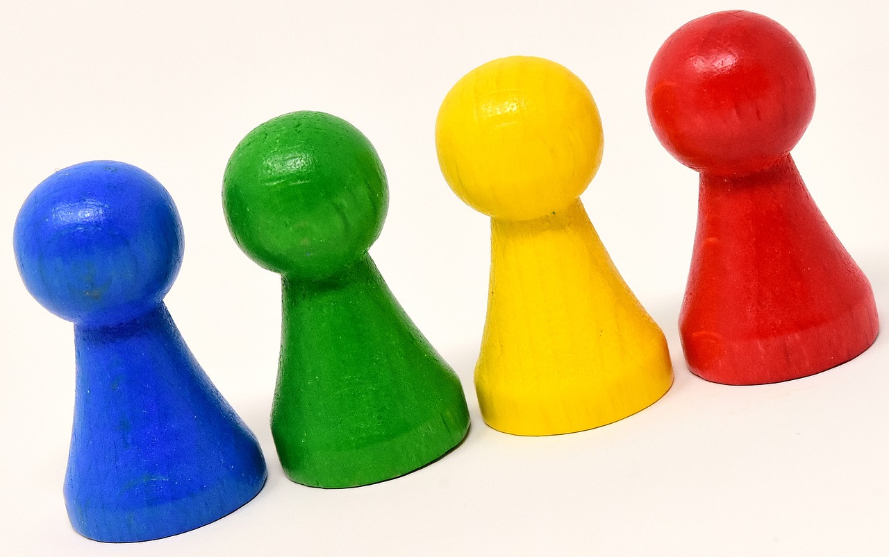 Play stones. Фото ярких предметов. 4 Персонажа зеленые, желтый, красный.