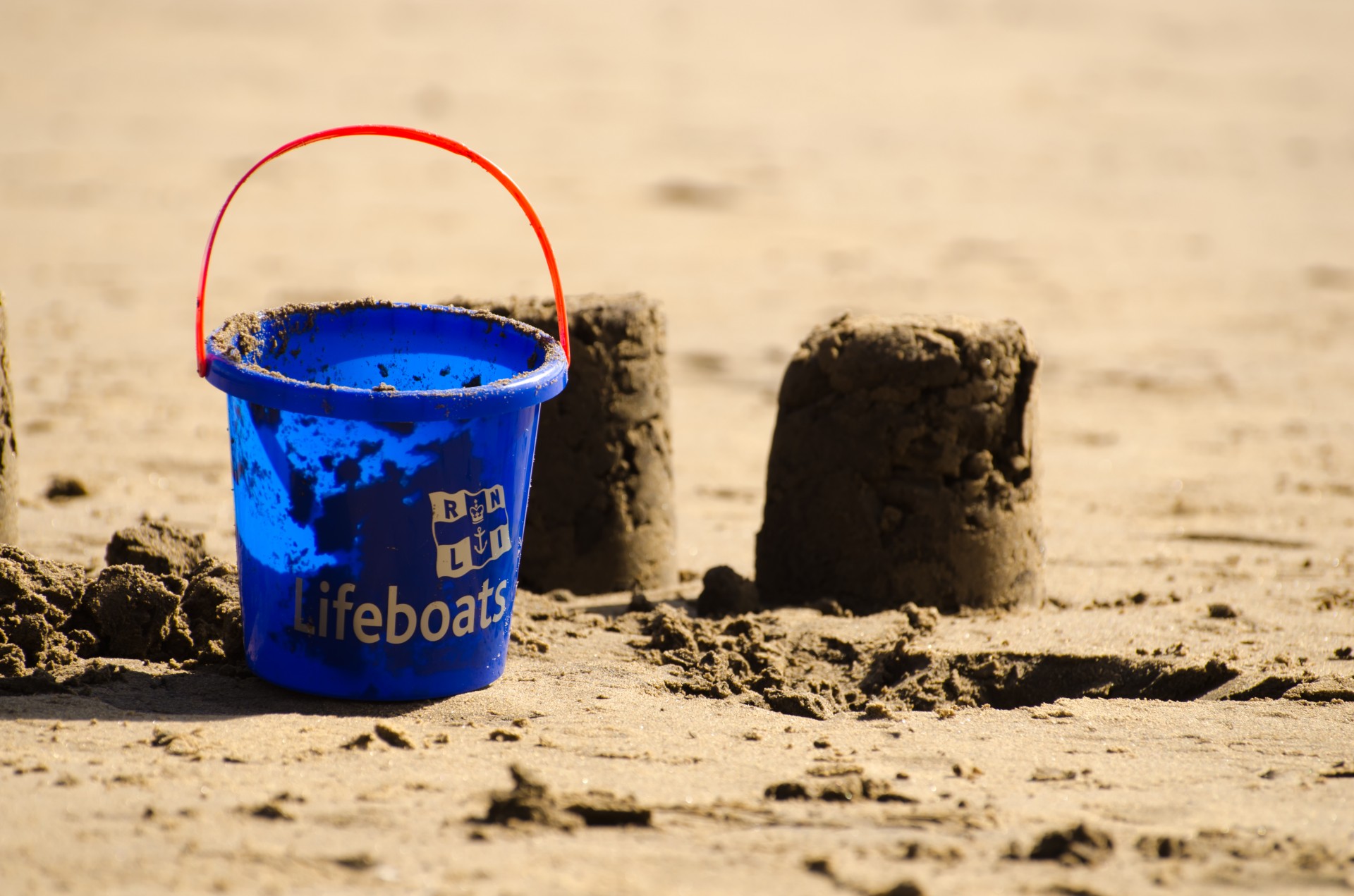 bucket blue sand cake free photo