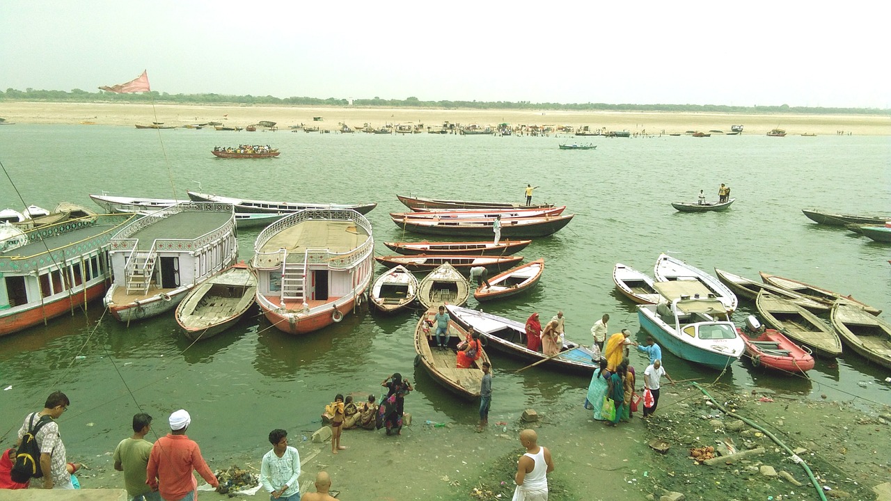 ganges river  varanasi  india free photo