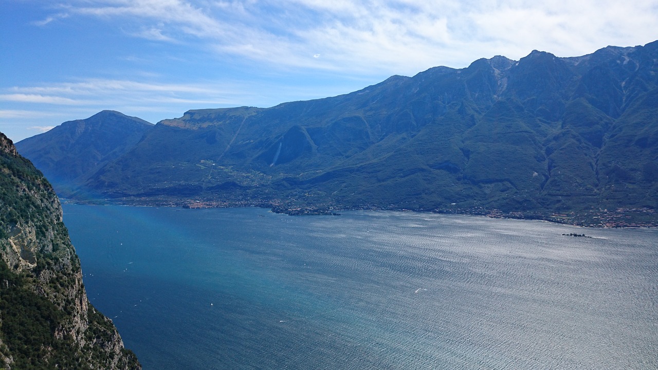 garda lagodigarda mountains free photo