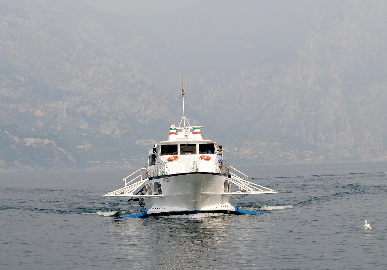 garda italy speed boat free photo