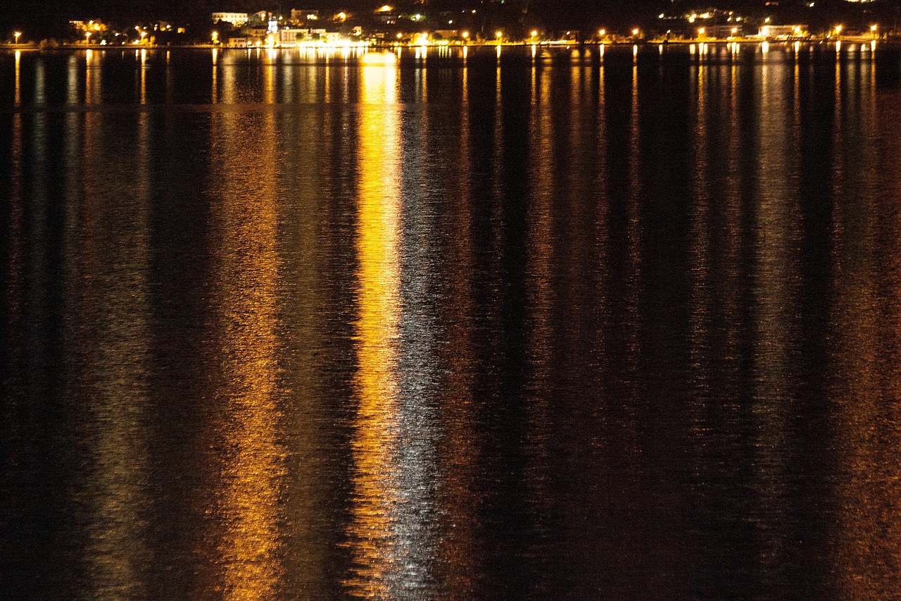 garda lake night free photo