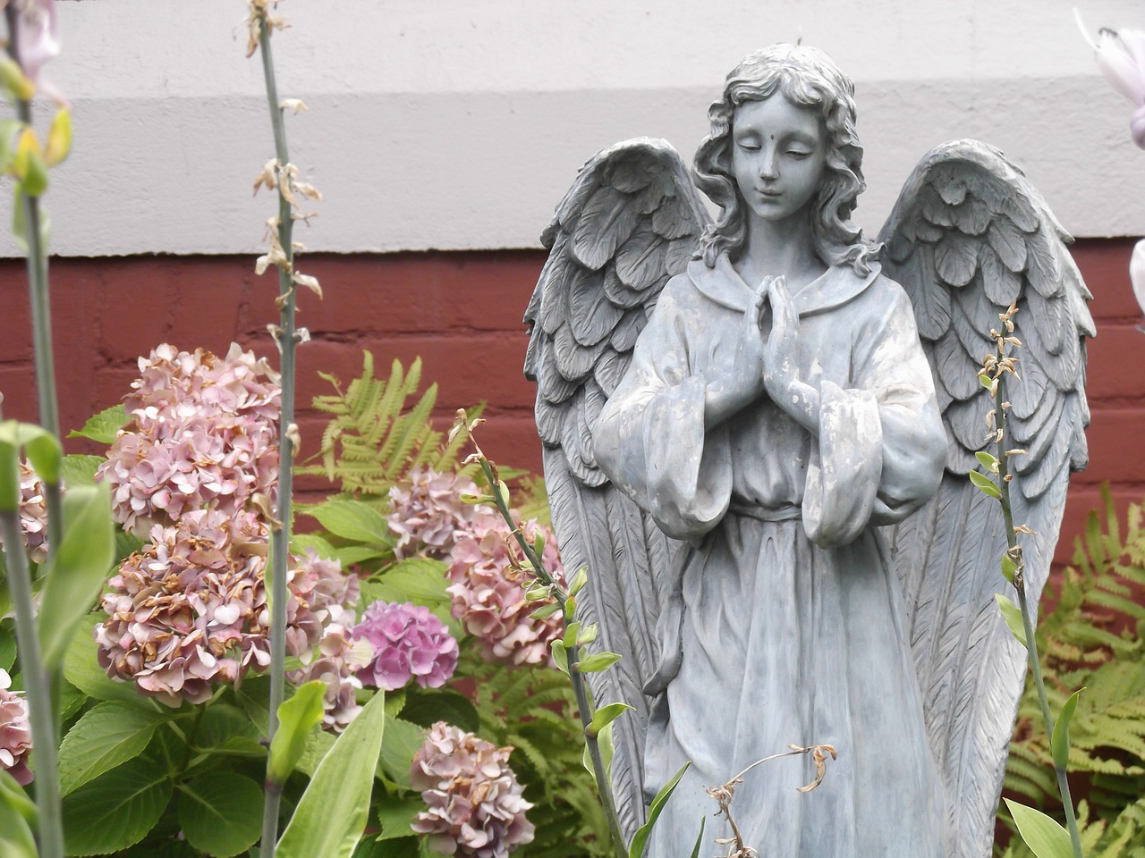 garden angel statue free photo