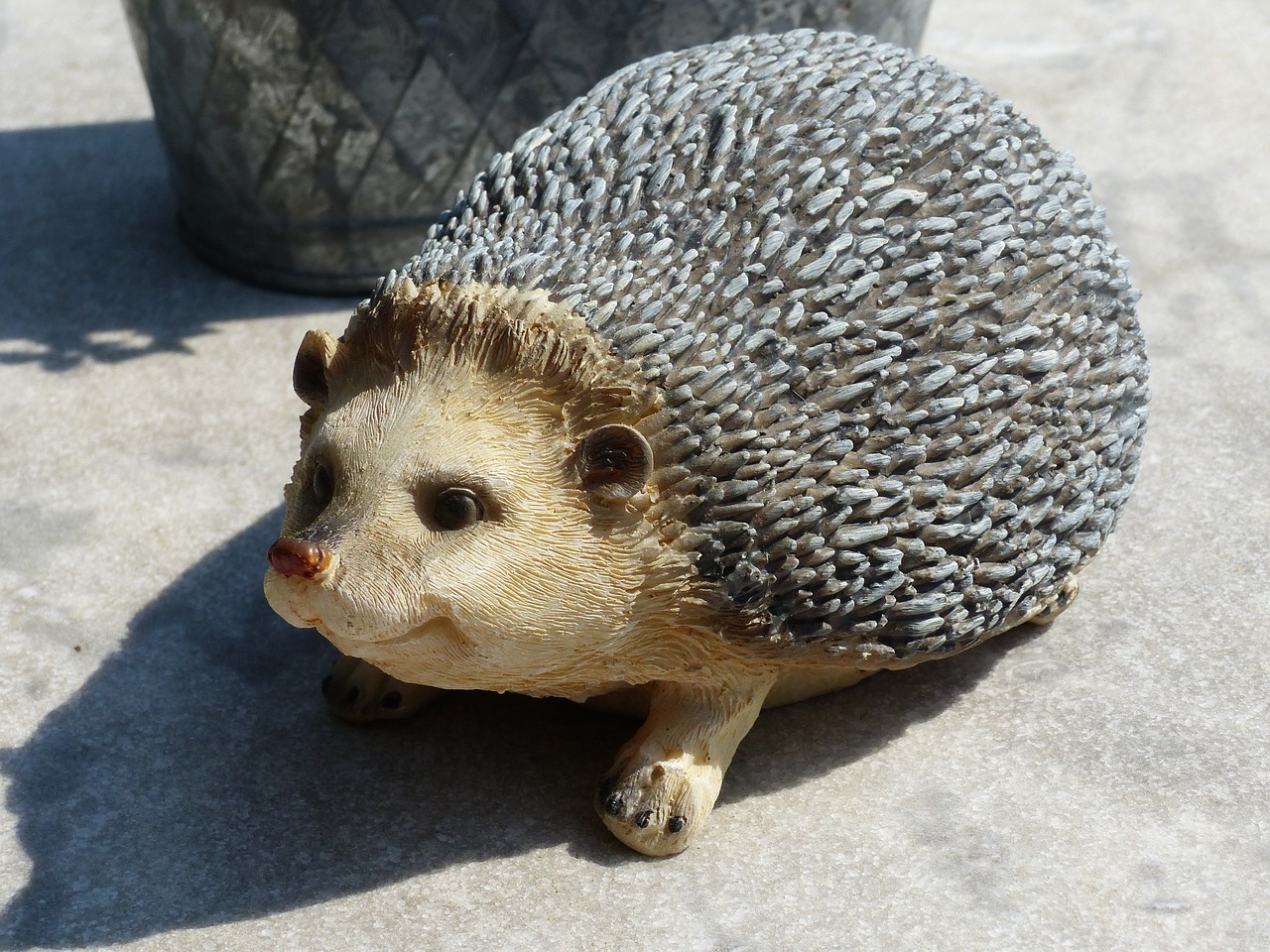 garden figure hedgehog table free photo