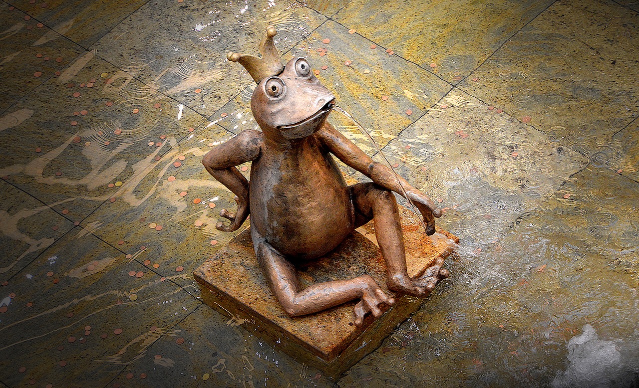 gargoyle frog sculpture free photo