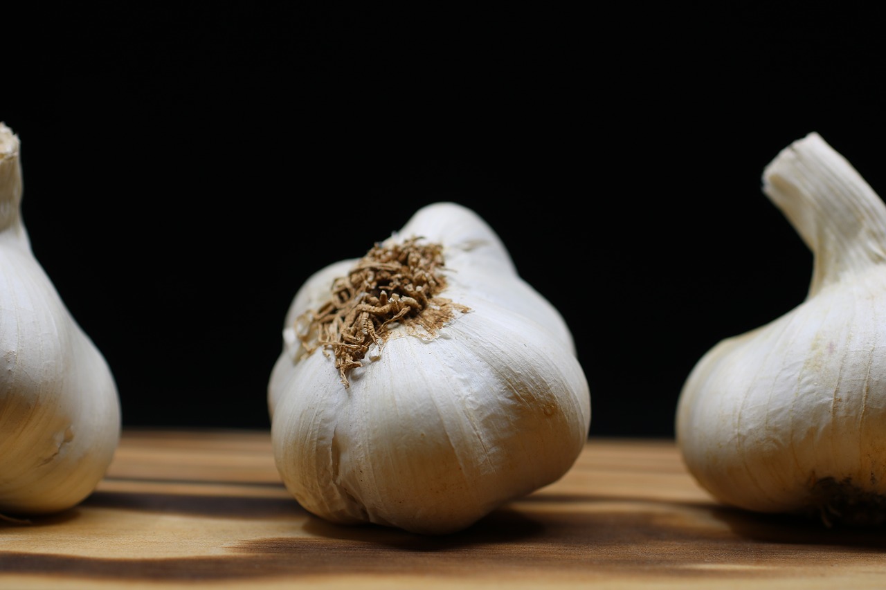 garlic  chopping board  white free photo