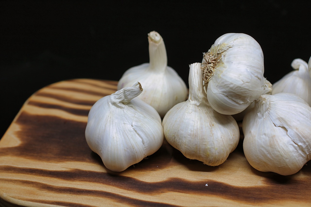 garlic  chopping board  white free photo