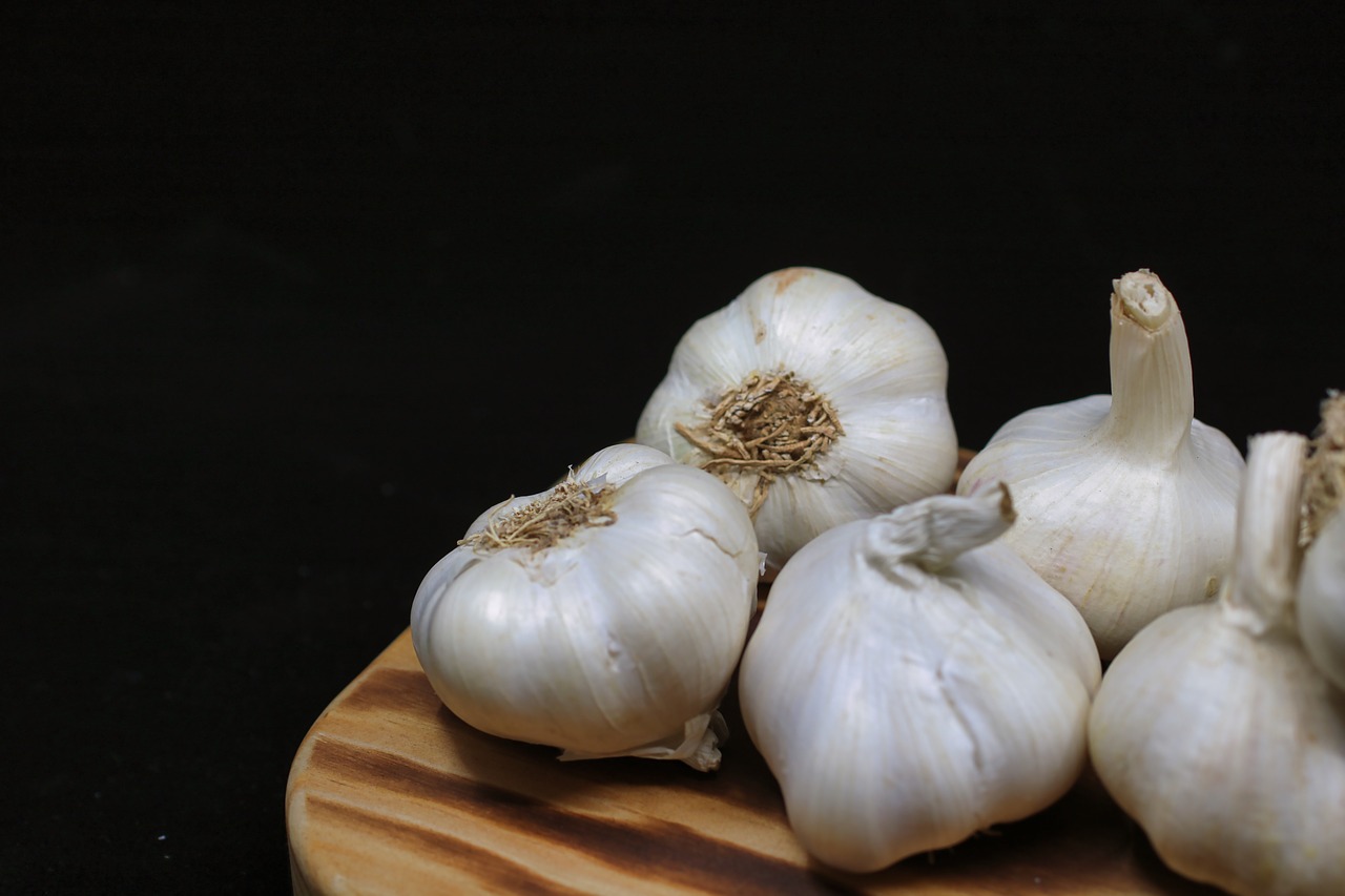 garlic  chopping board  white free photo