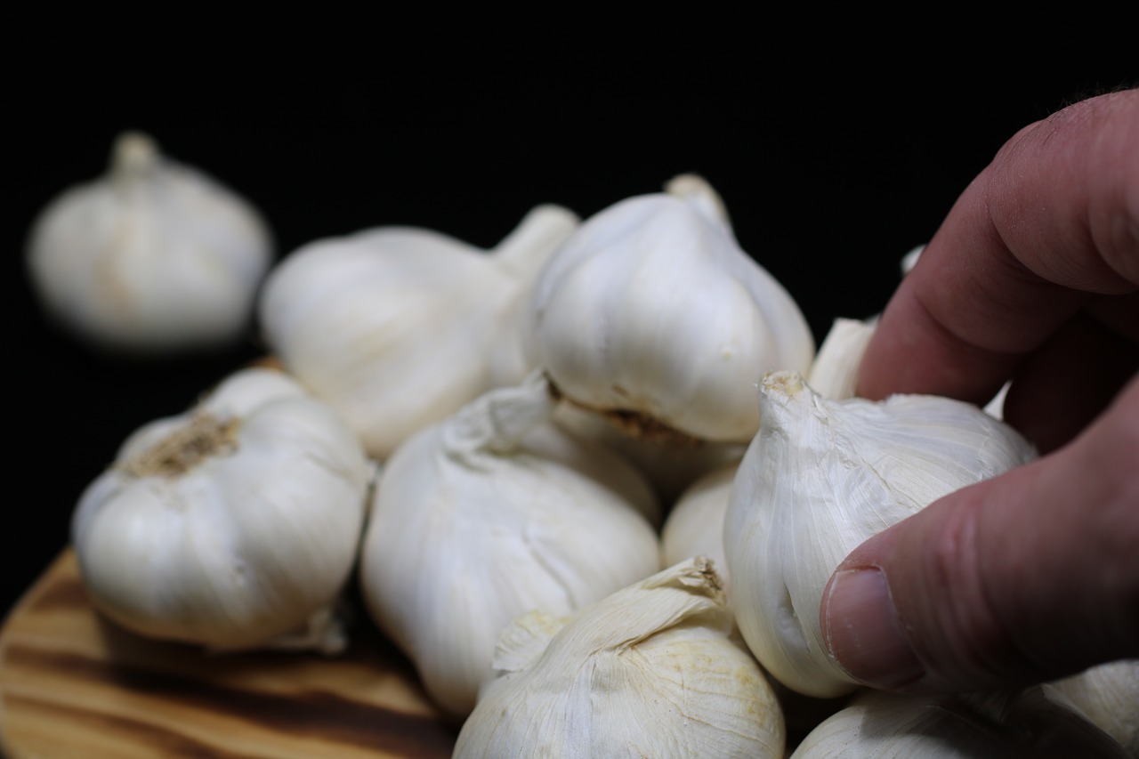garlic  chopping board  white free photo