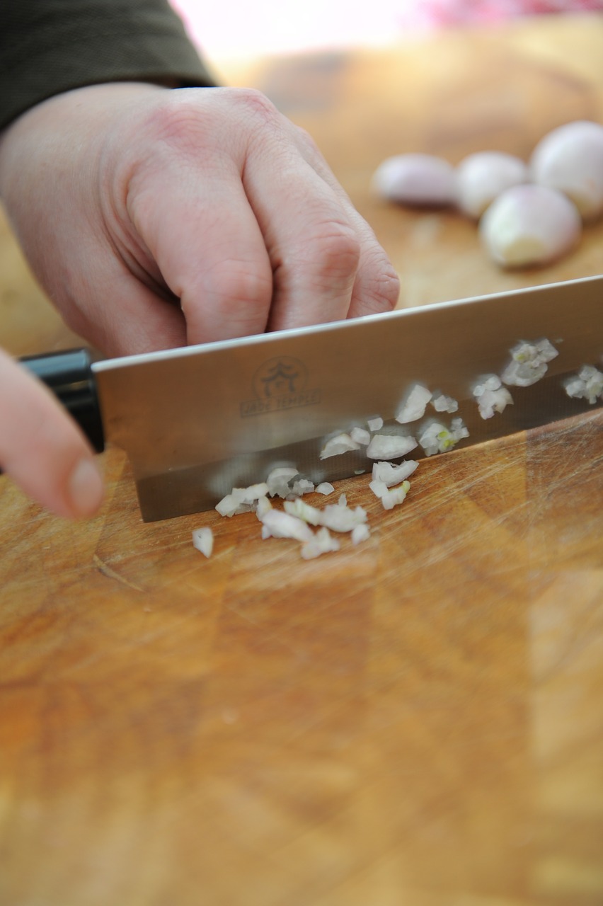 garlic cut knife free photo