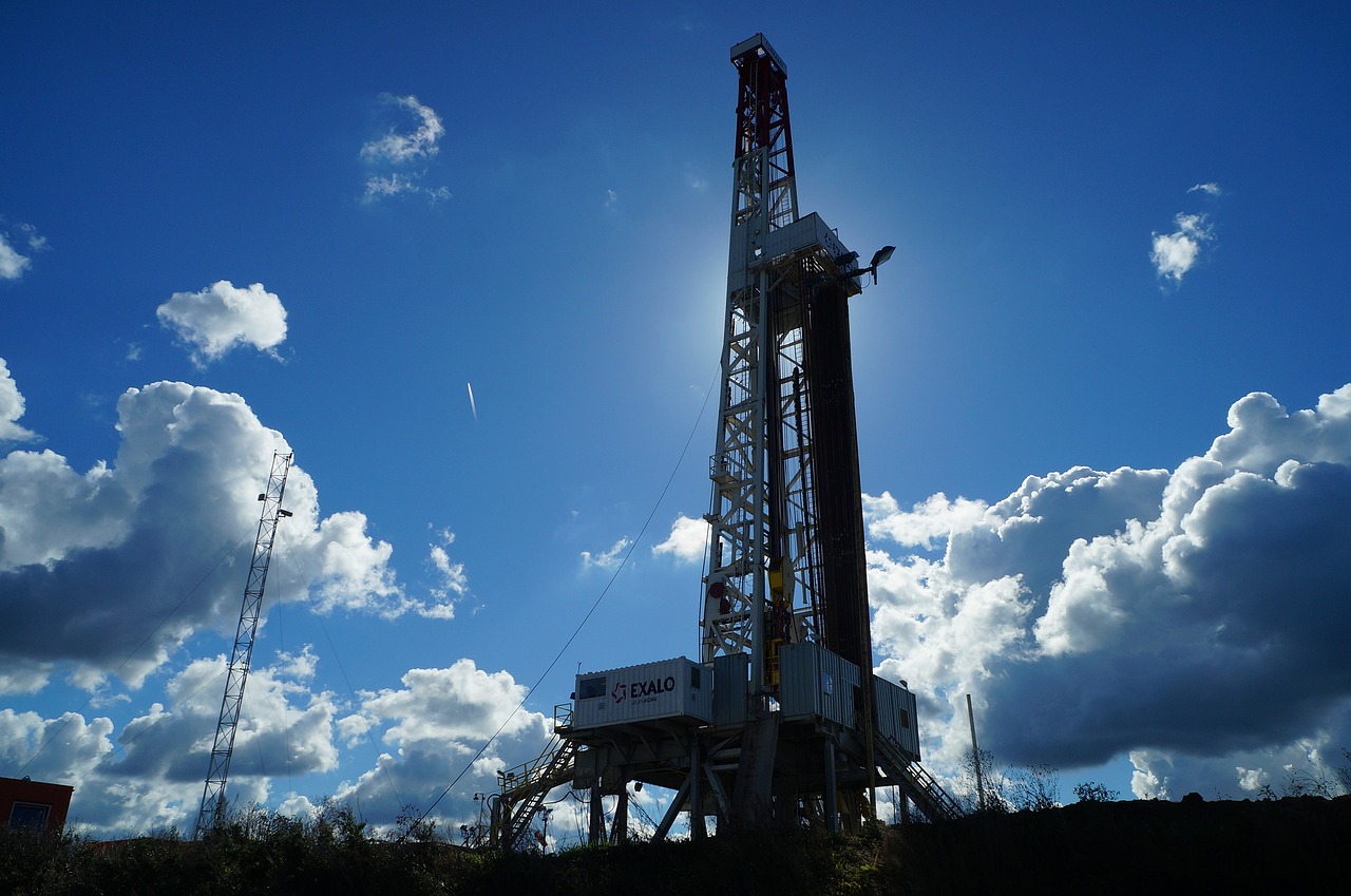 gas oil rig drilling rig free photo