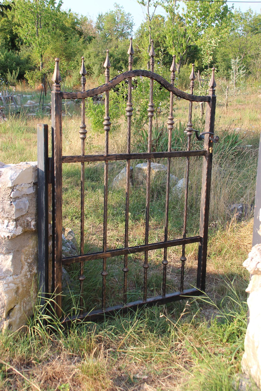 gate rusty broken free photo