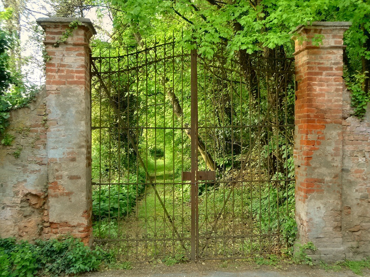 gate entrance viale free photo