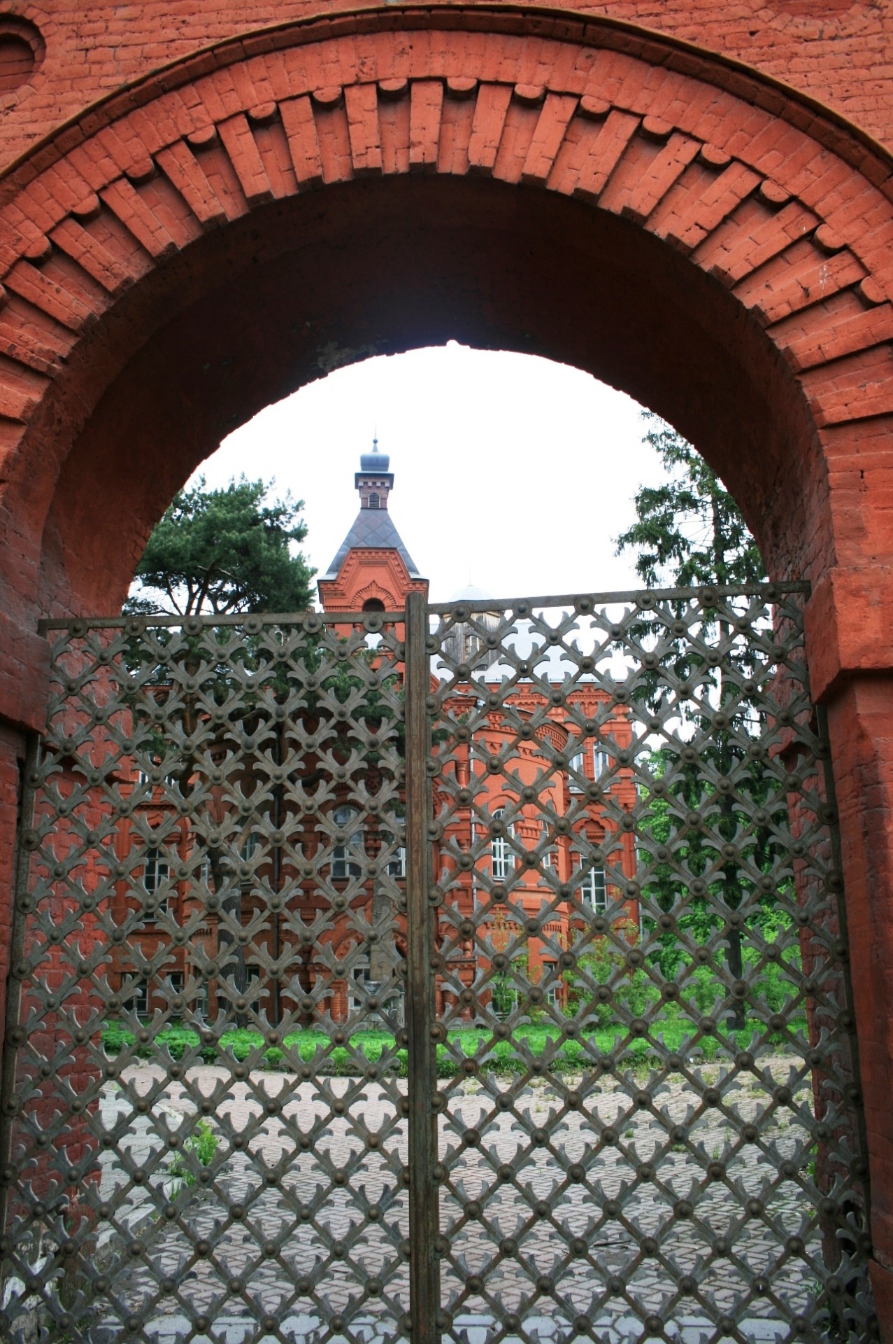 кирпичная арка над воротами