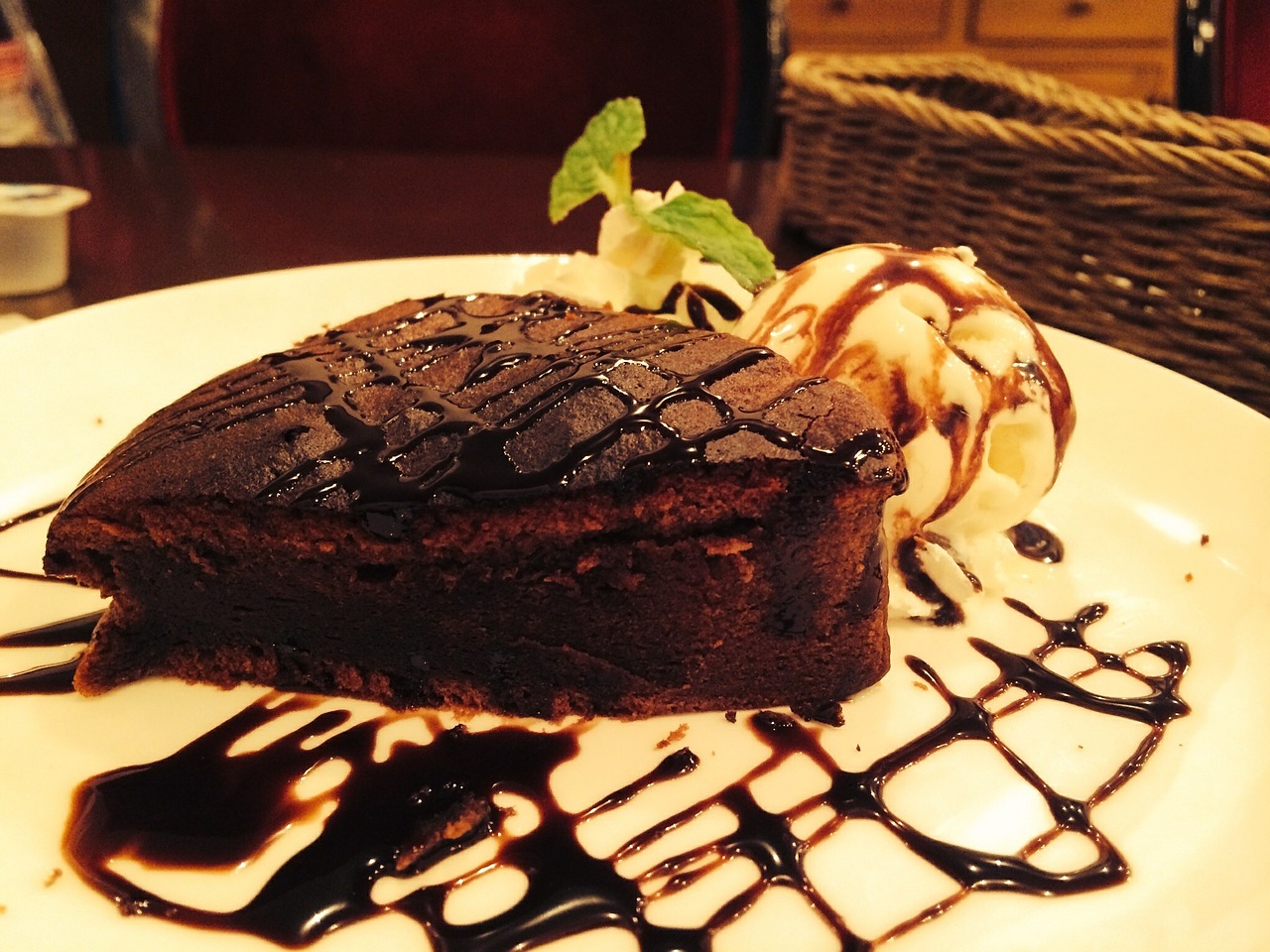 gateau chocolat cake maid cafe free photo