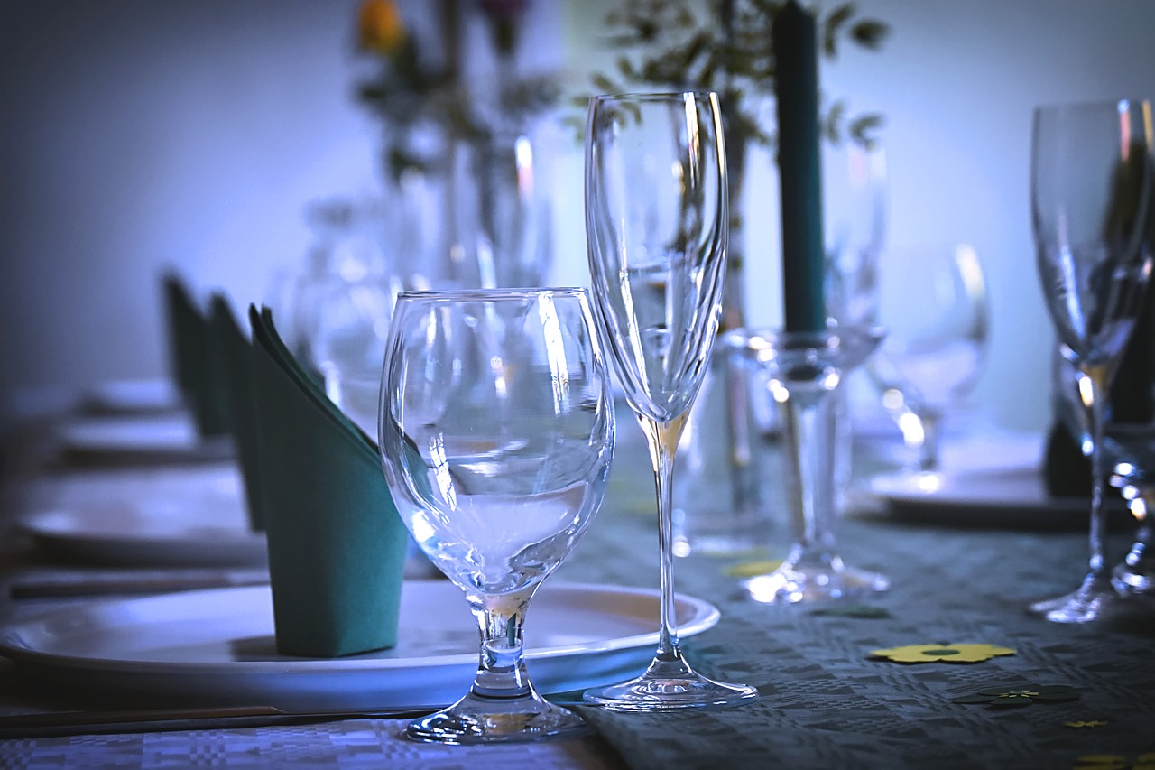gedeckter table  tableware  glasses free photo