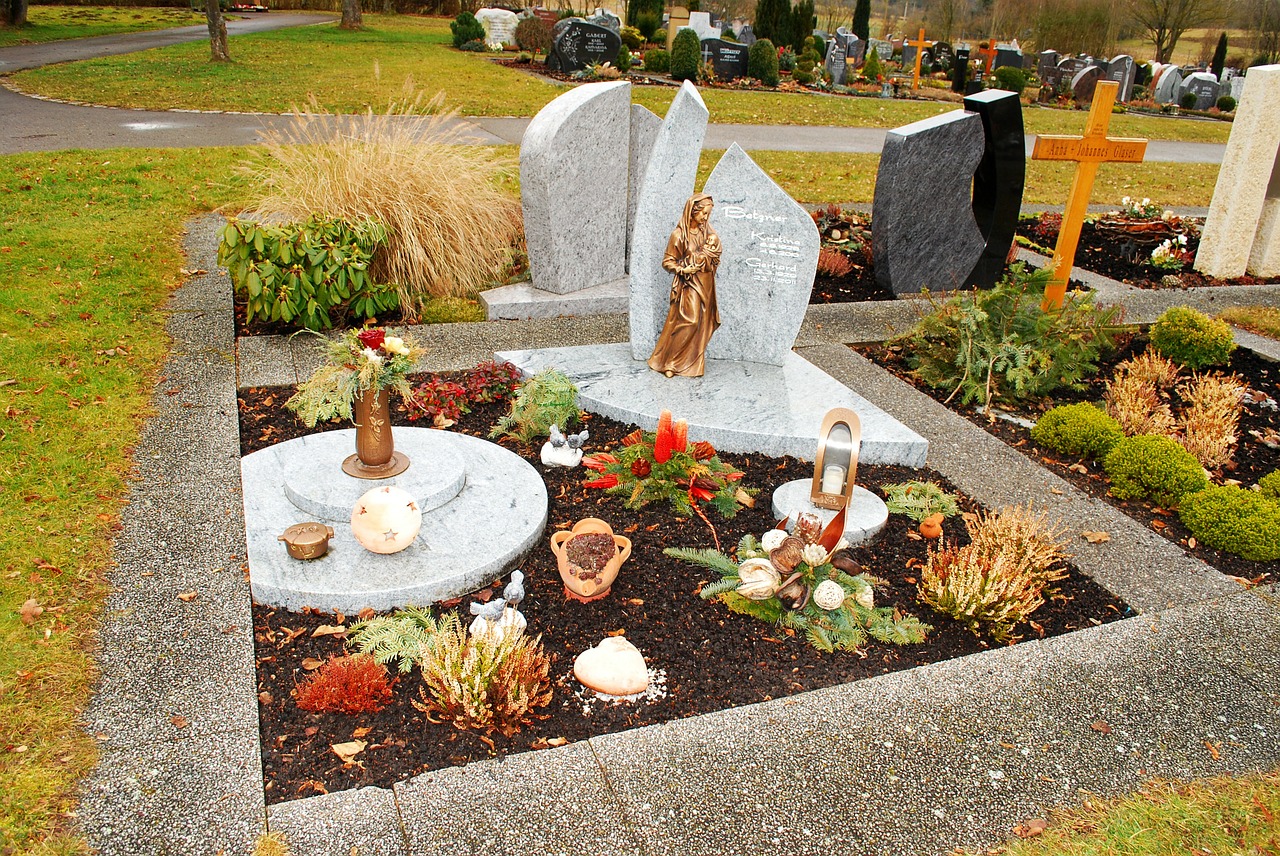 Интерьер могилы на кладбище фото