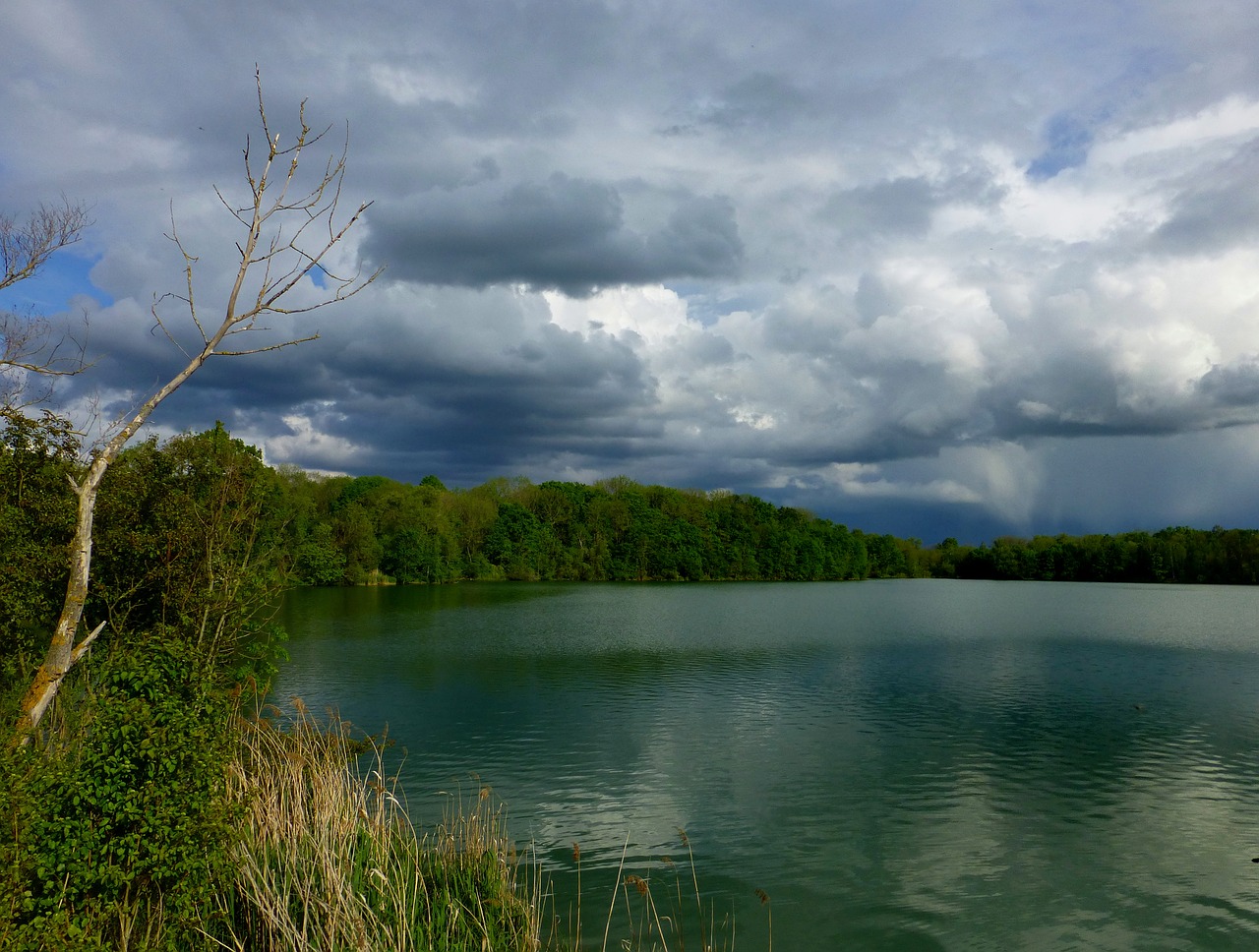 gewitterstimmung lake clouds free photo