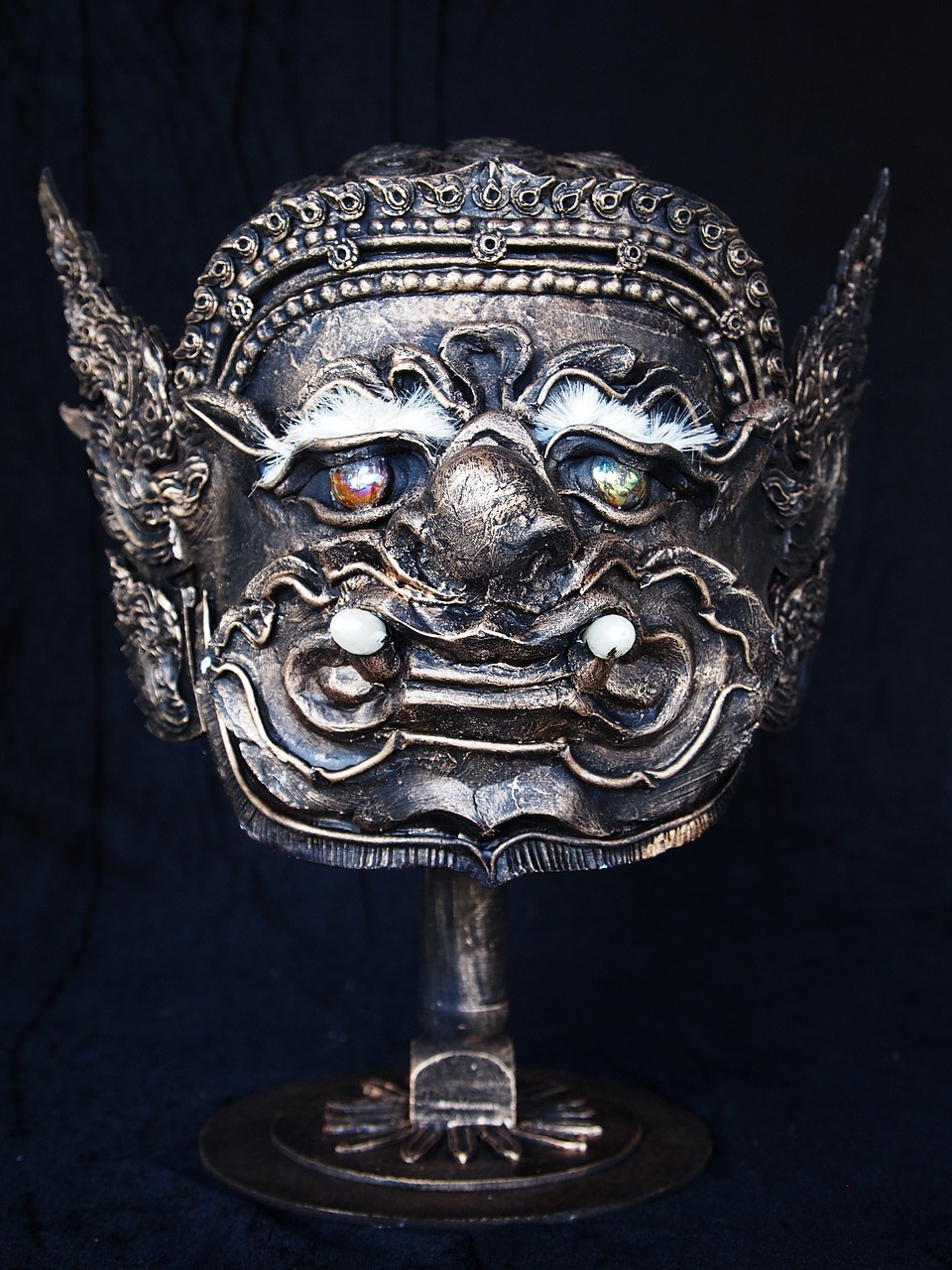 giant  mask  thai free photo