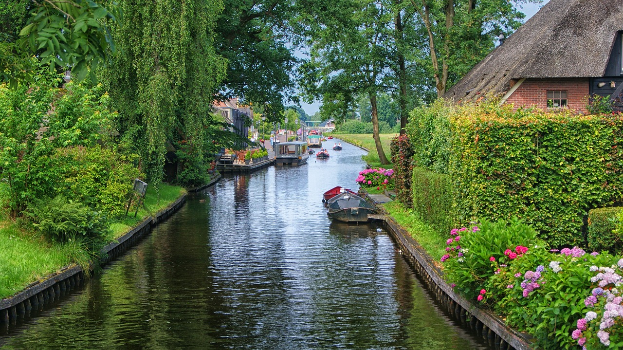 giethoorn water boating free photo