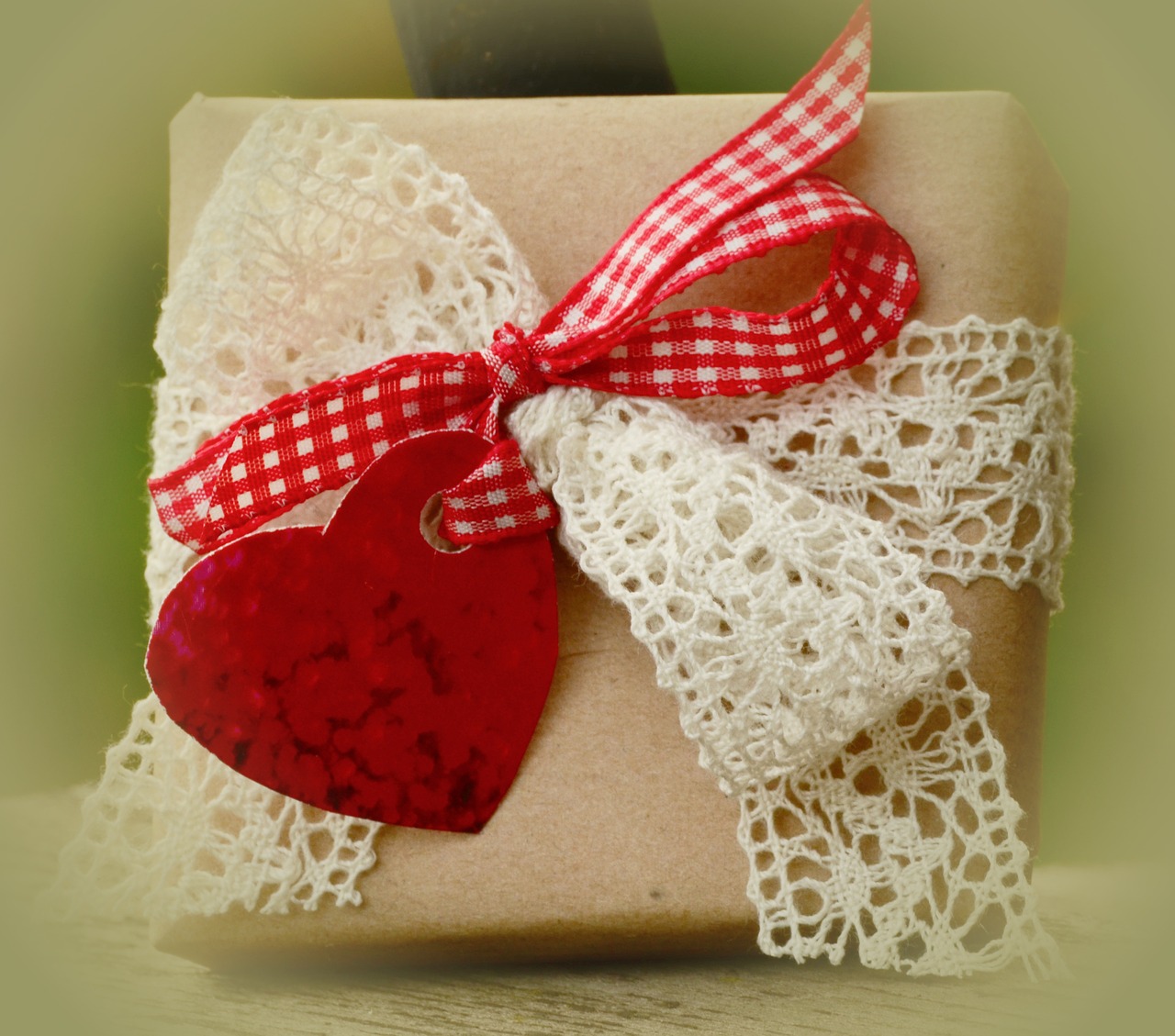 gift loop checkered red free photo