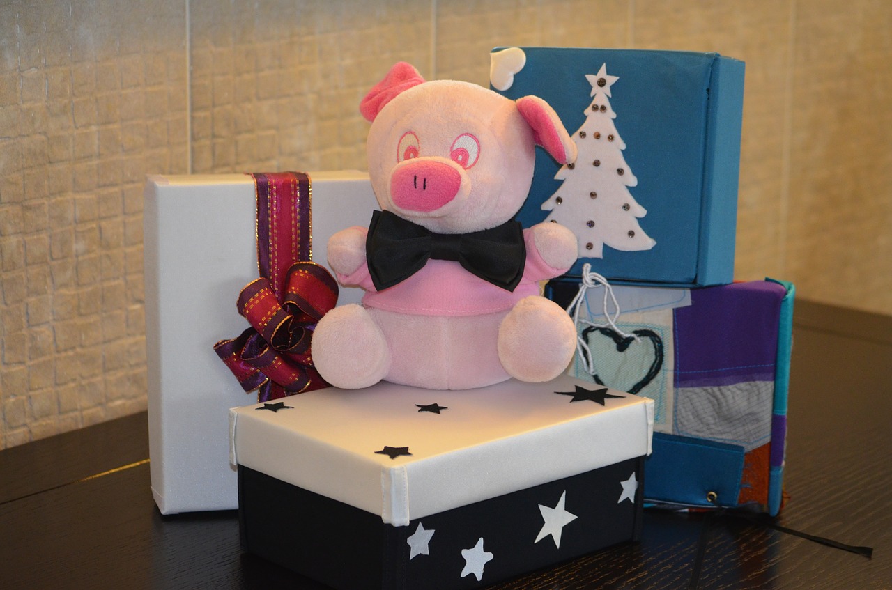 gift box piggy free photo