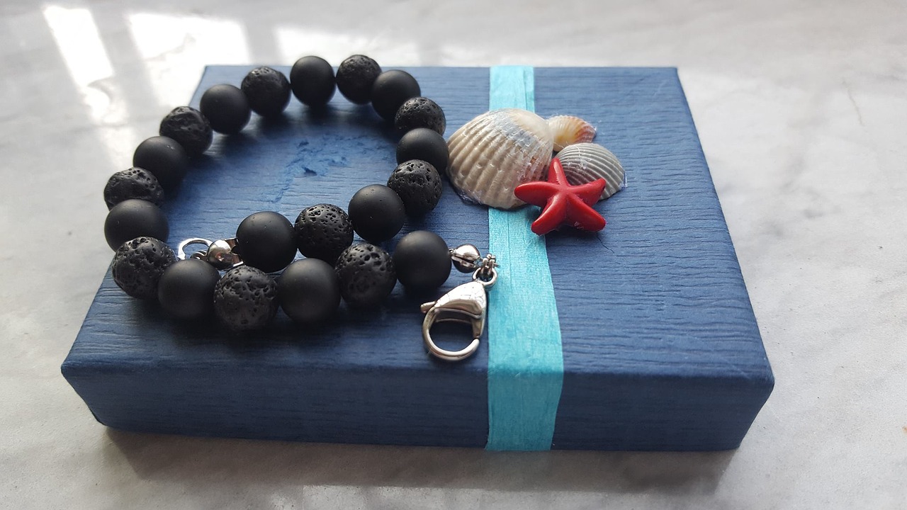 Box stones. Камень в подарок. Морские подарки девушке. Сувениры из камня. Красивая коробочка для морских камней.