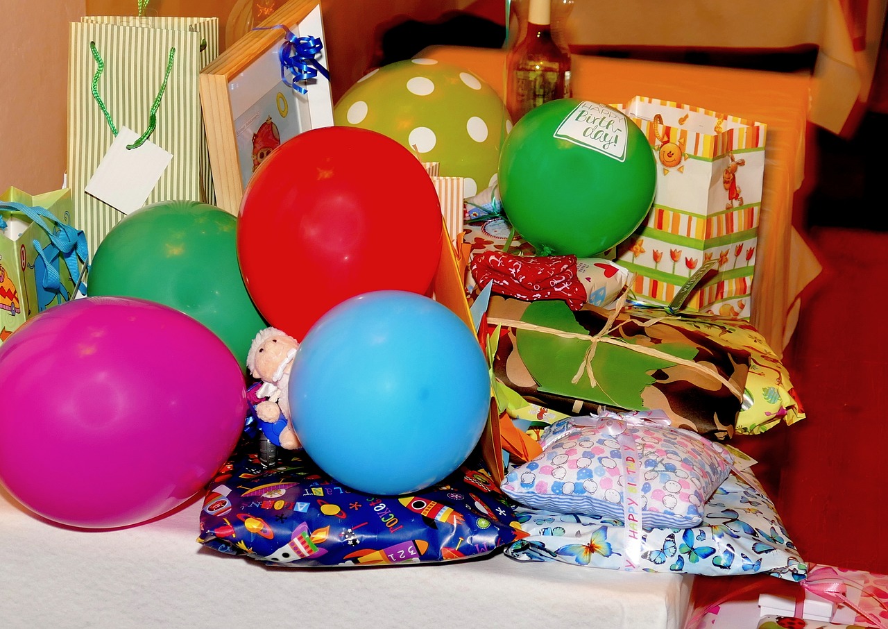 gifts birthday packed free photo