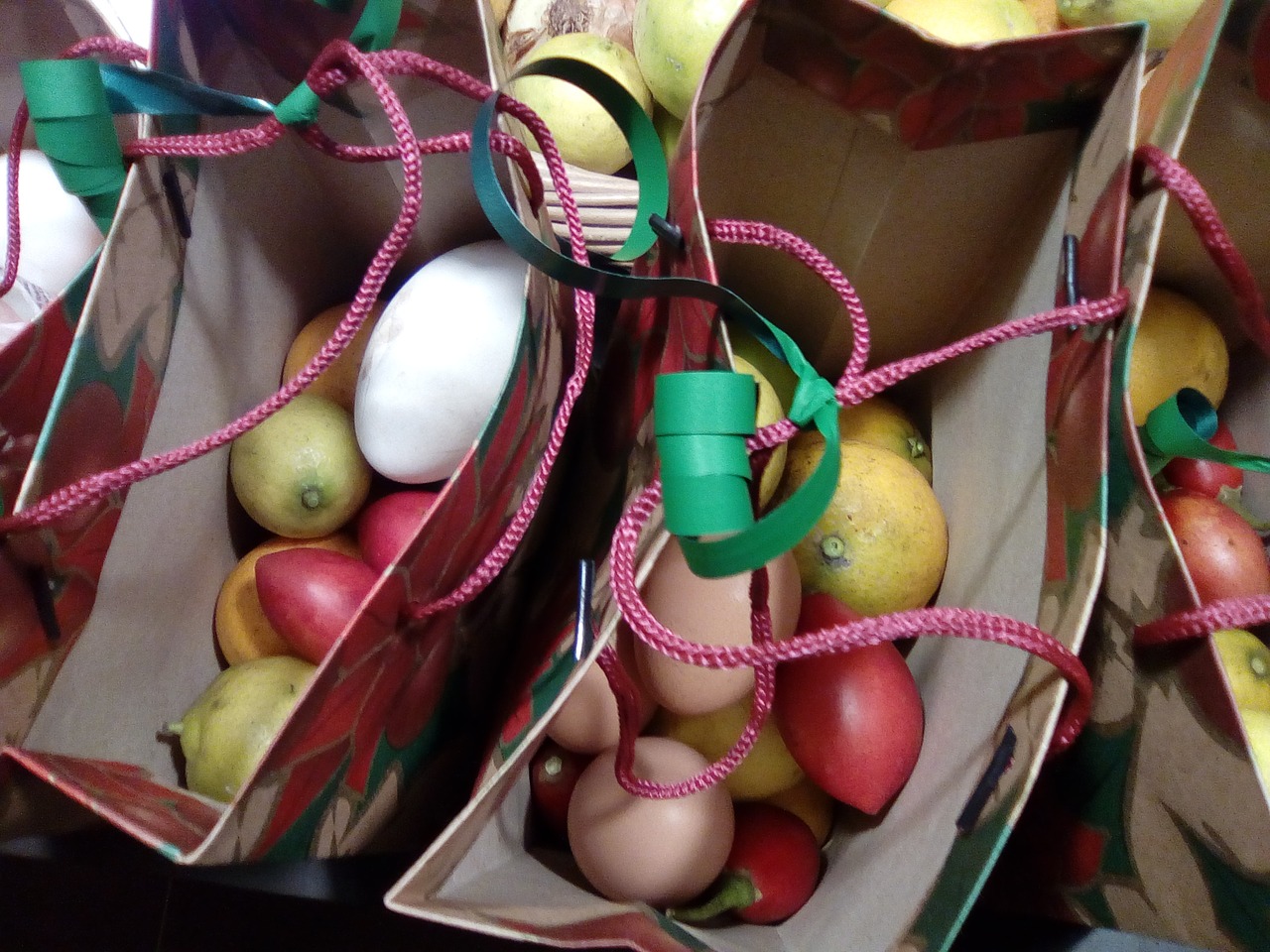 gifts eggs tapes free photo